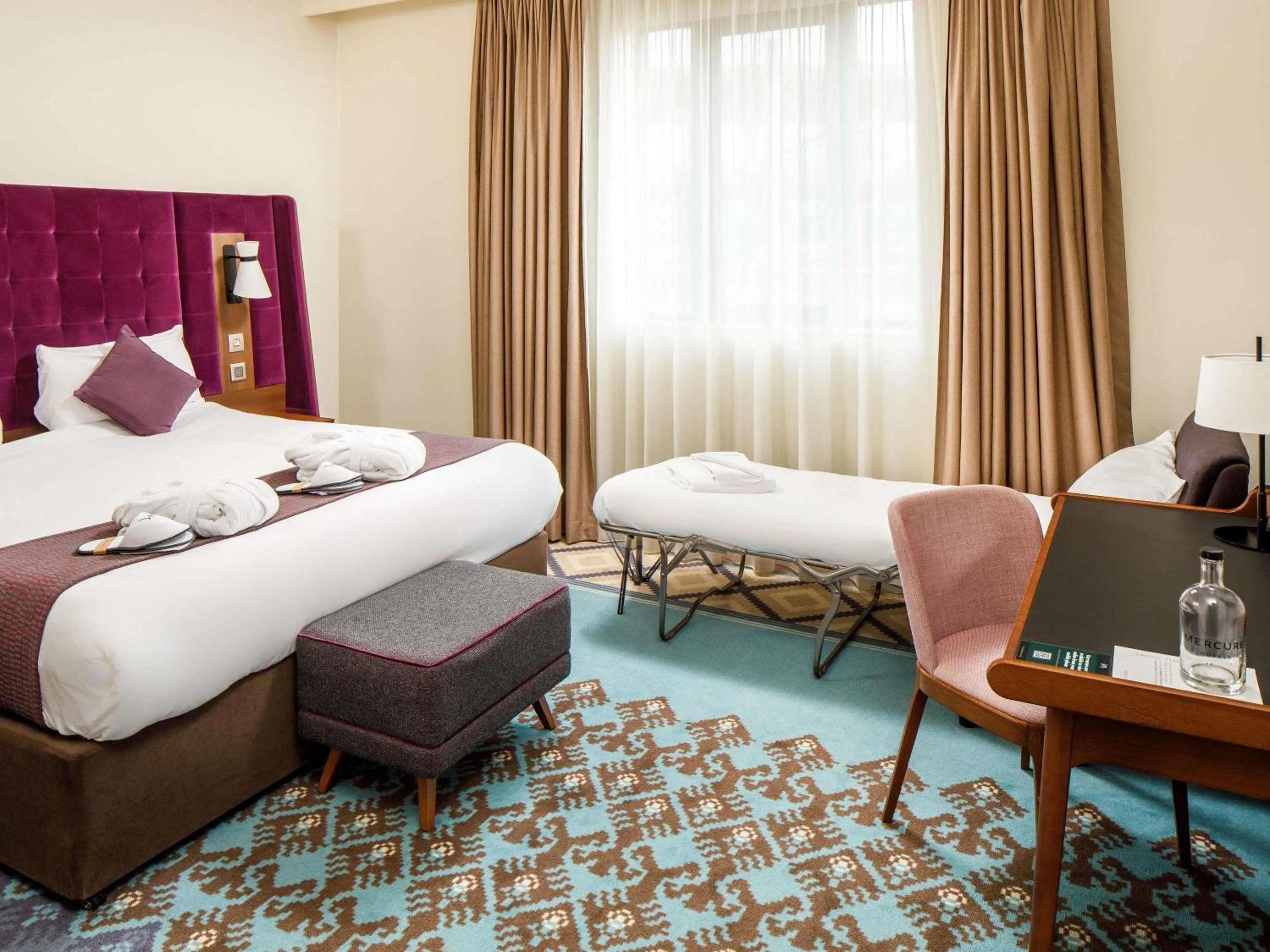 Privilege Queen Room with Convertible Sofa in Mercure London Bridge