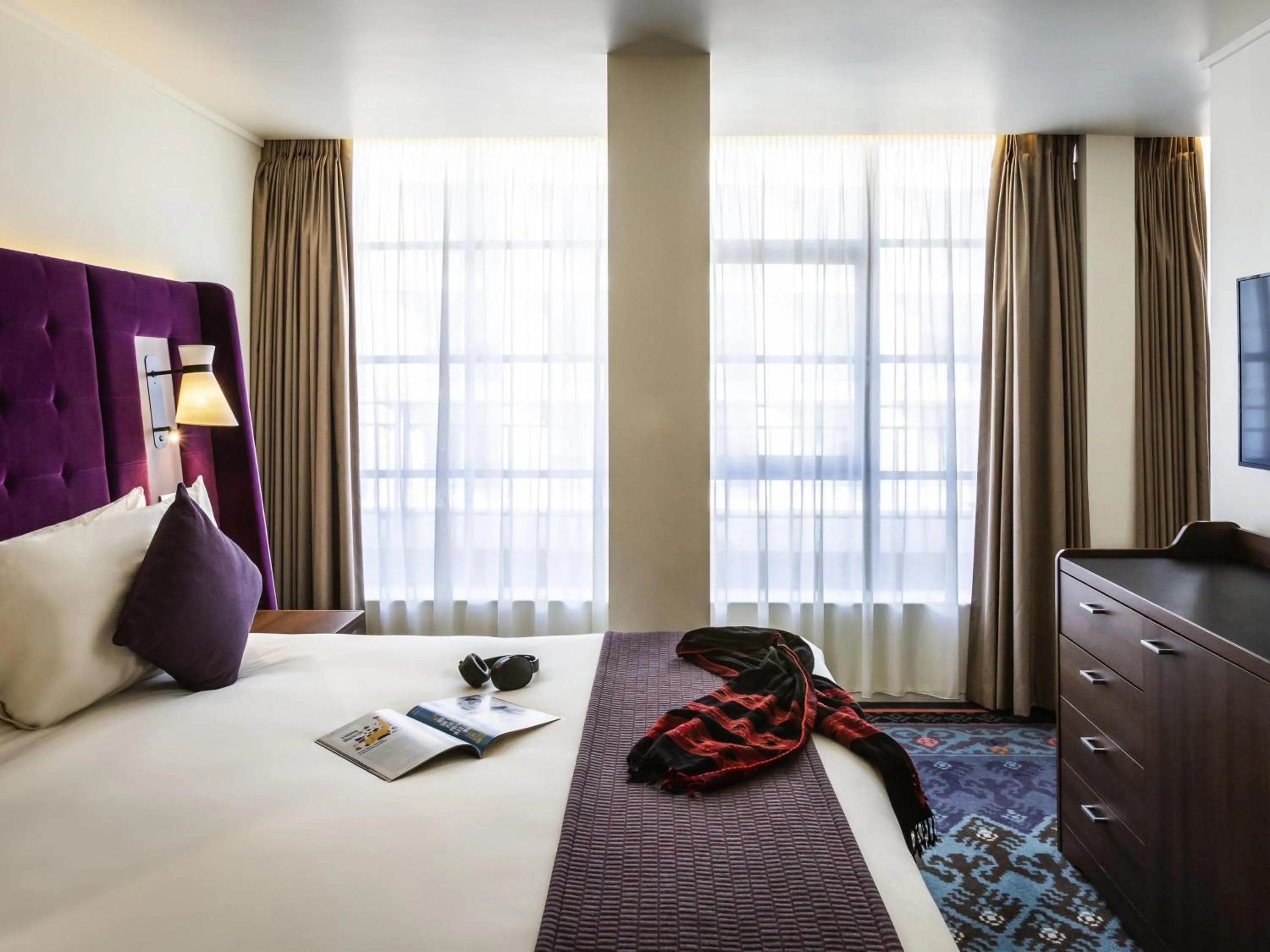 Junior Suite with Queen Bed &amp; Convertible Sofa in Mercure London Bridge