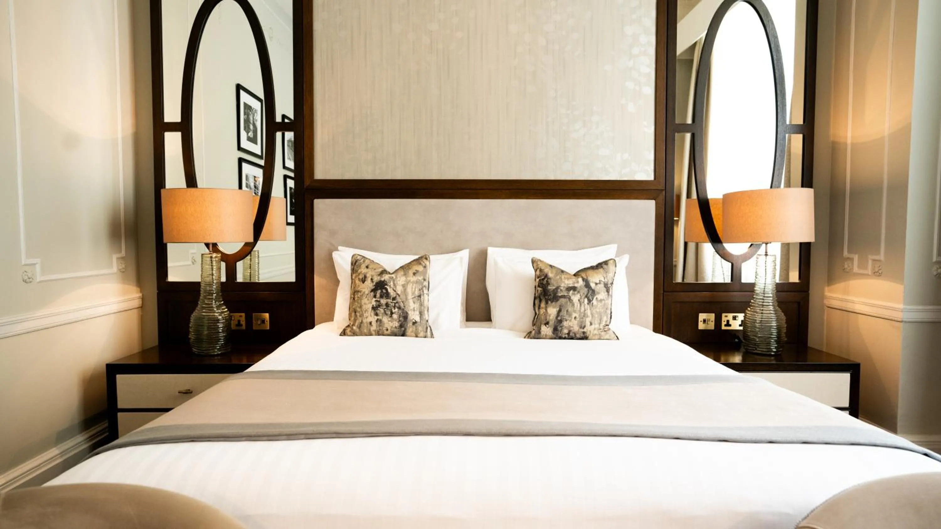 Deluxe King Room in The Midland