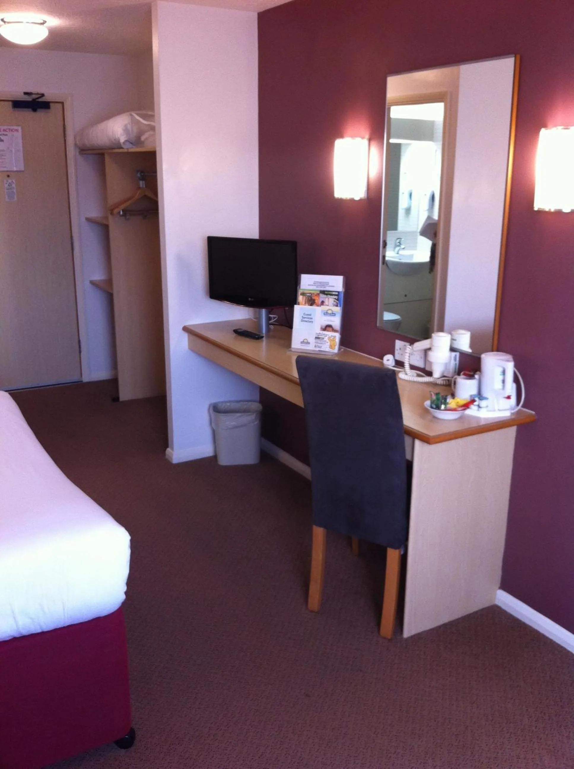 Standard Twin Room in Days Inn Hotel Warwick South - Southbound M40