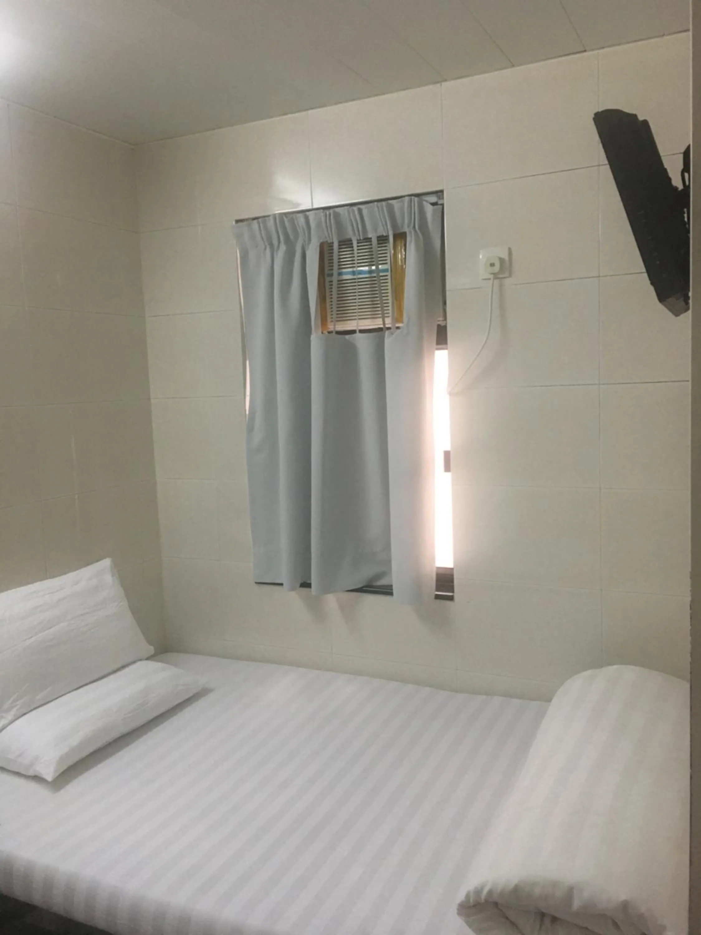 Budget Single Room in Unique Hostel