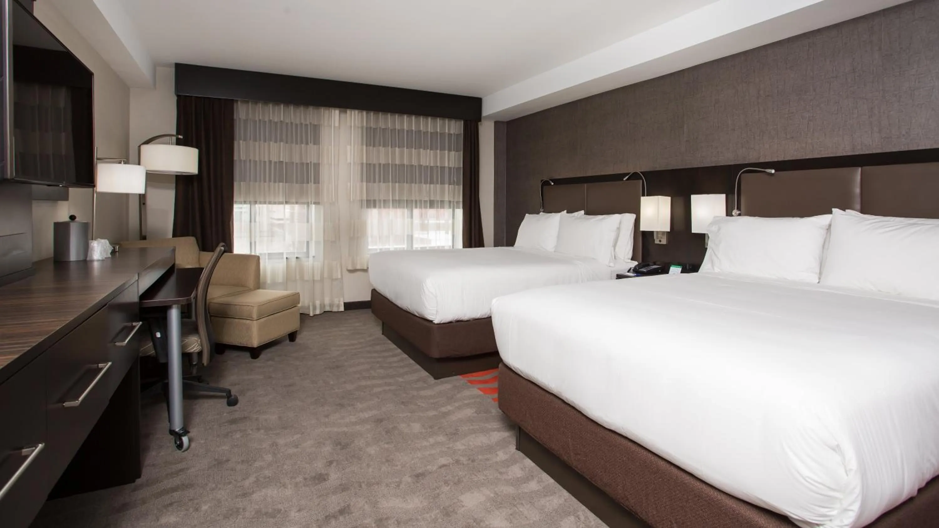 Queen Suite in Holiday Inn Express - Springfield Downtown by IHG