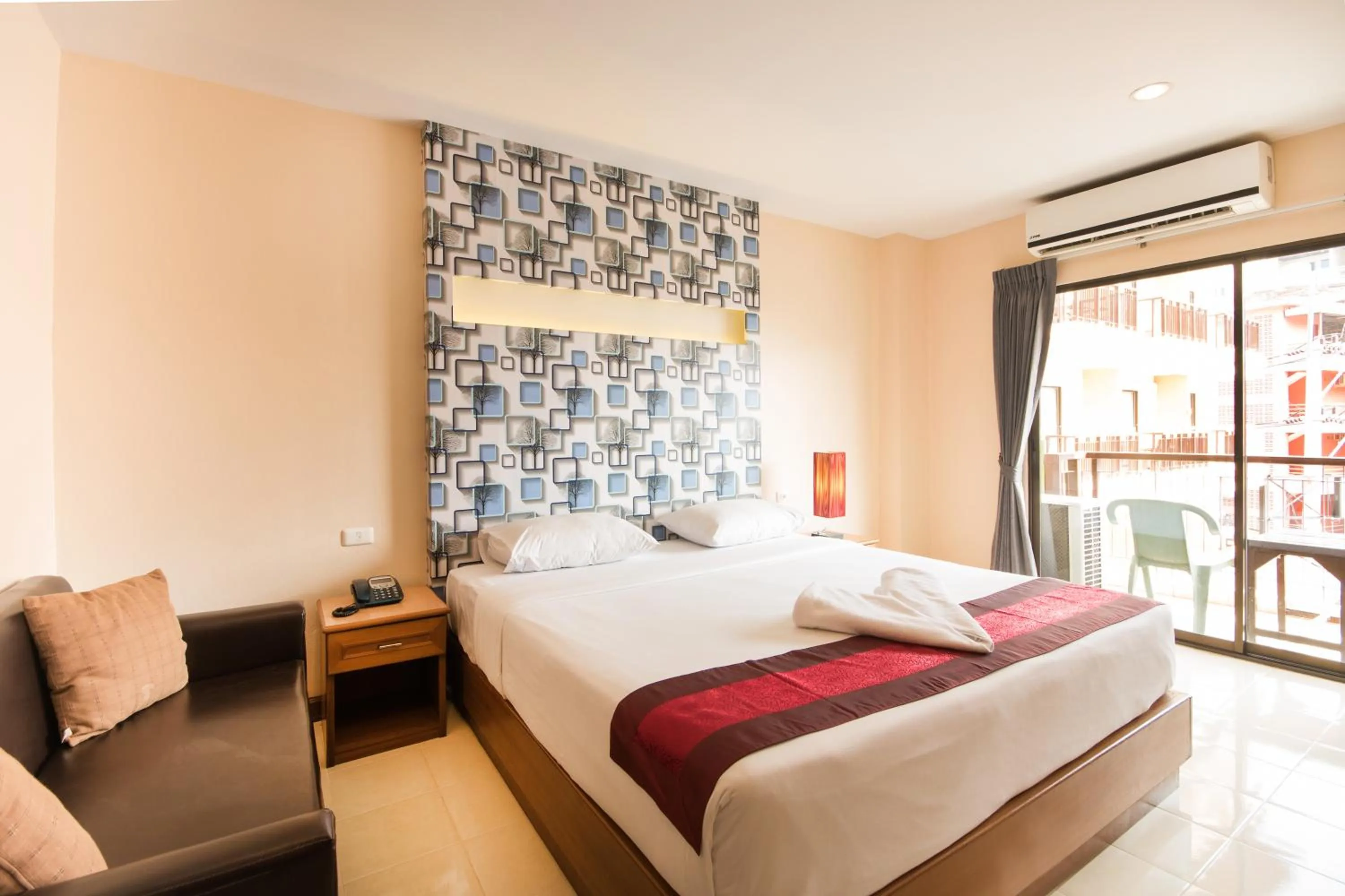 Superior King Room with Pool View - Non-Smoking in Sunview Place