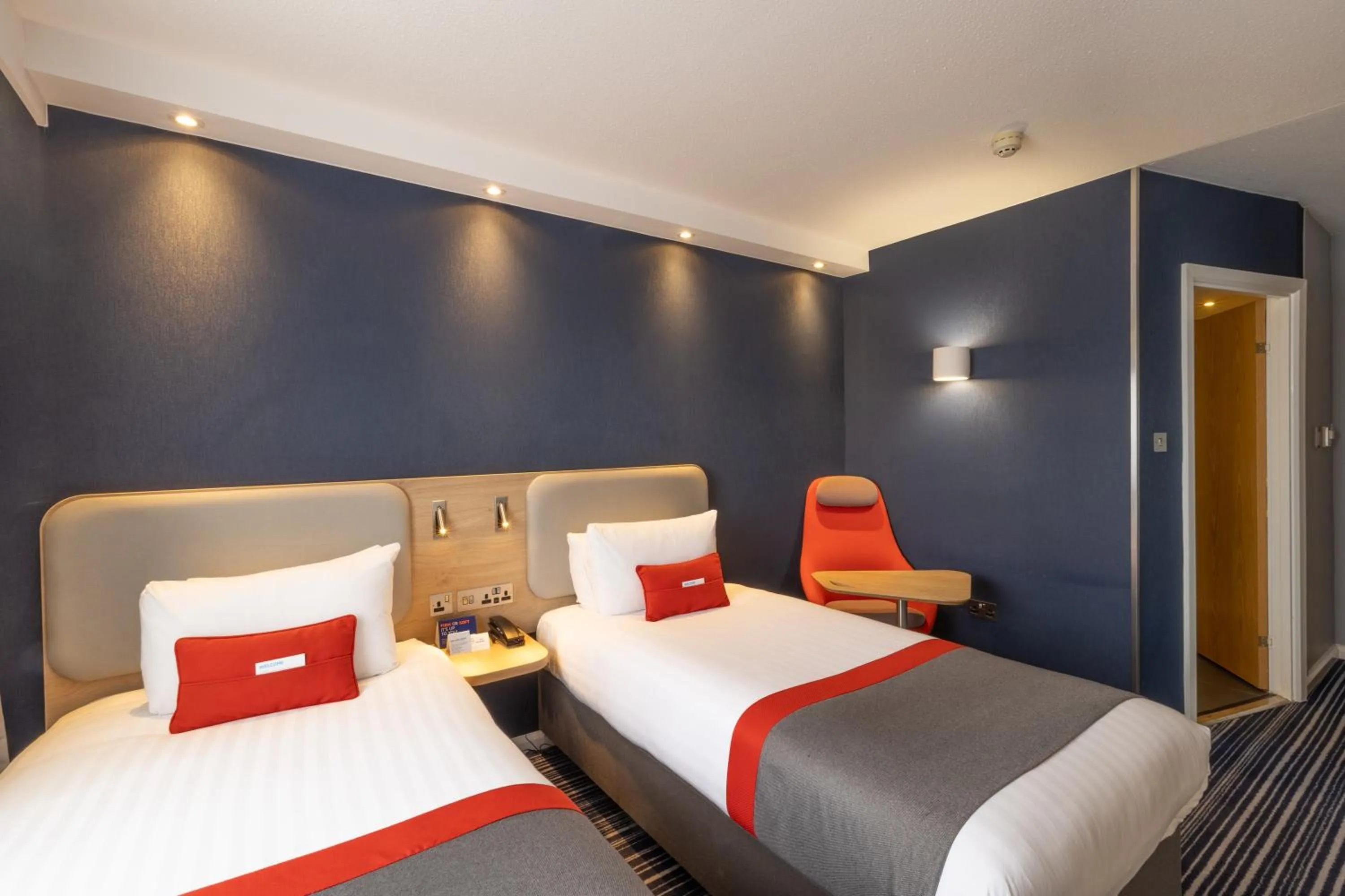 Standard Twin Room with Free Hot Breakfast in Holiday Inn Express London Croydon by IHG