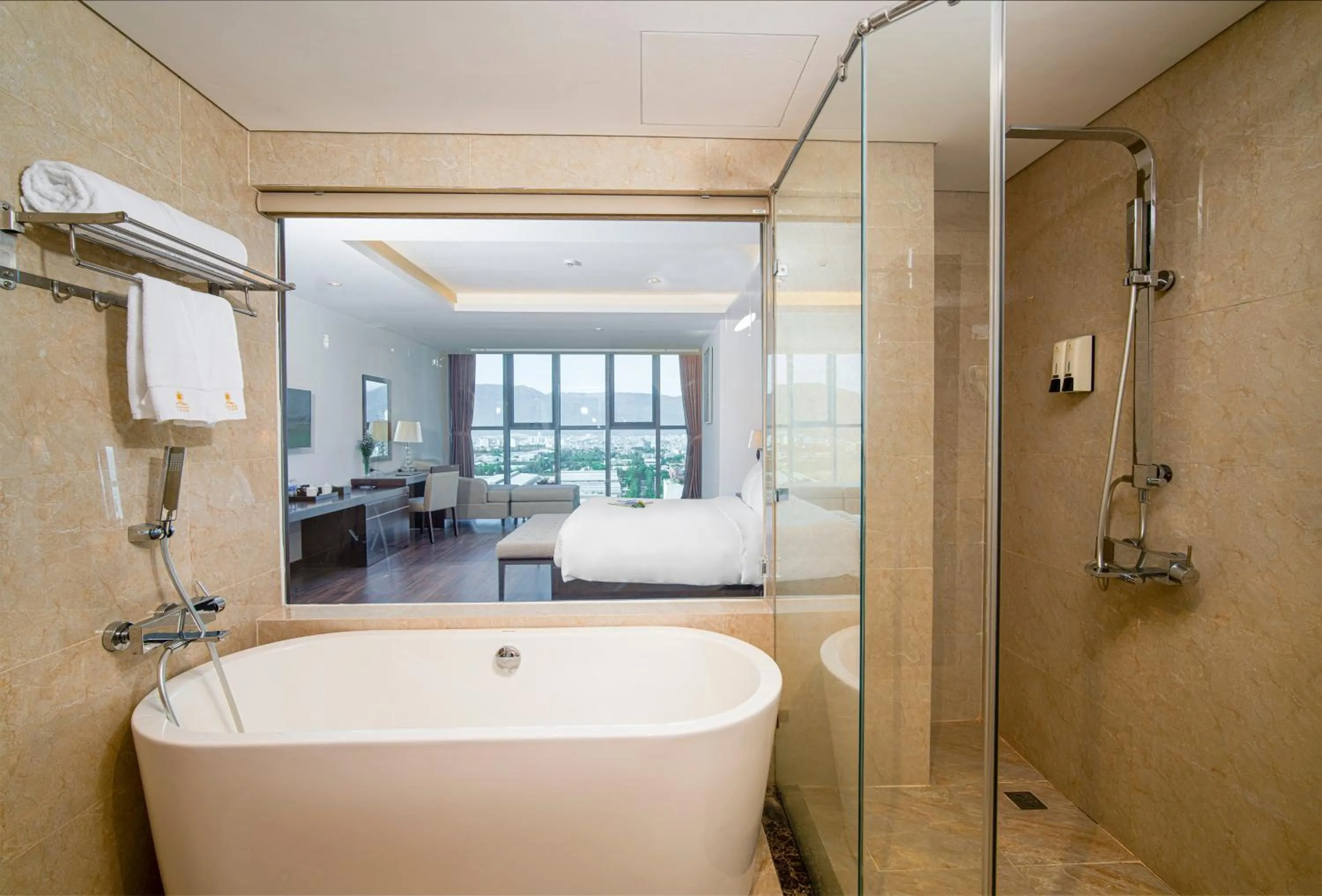 Grand Suite with Bathtub in Luxtery Hotel