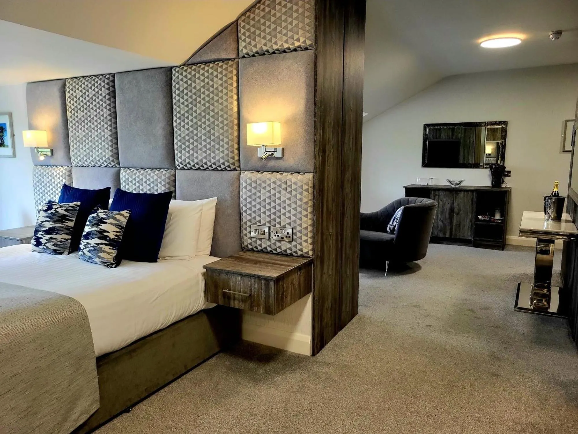 Deluxe Suite in Mill Park Hotel