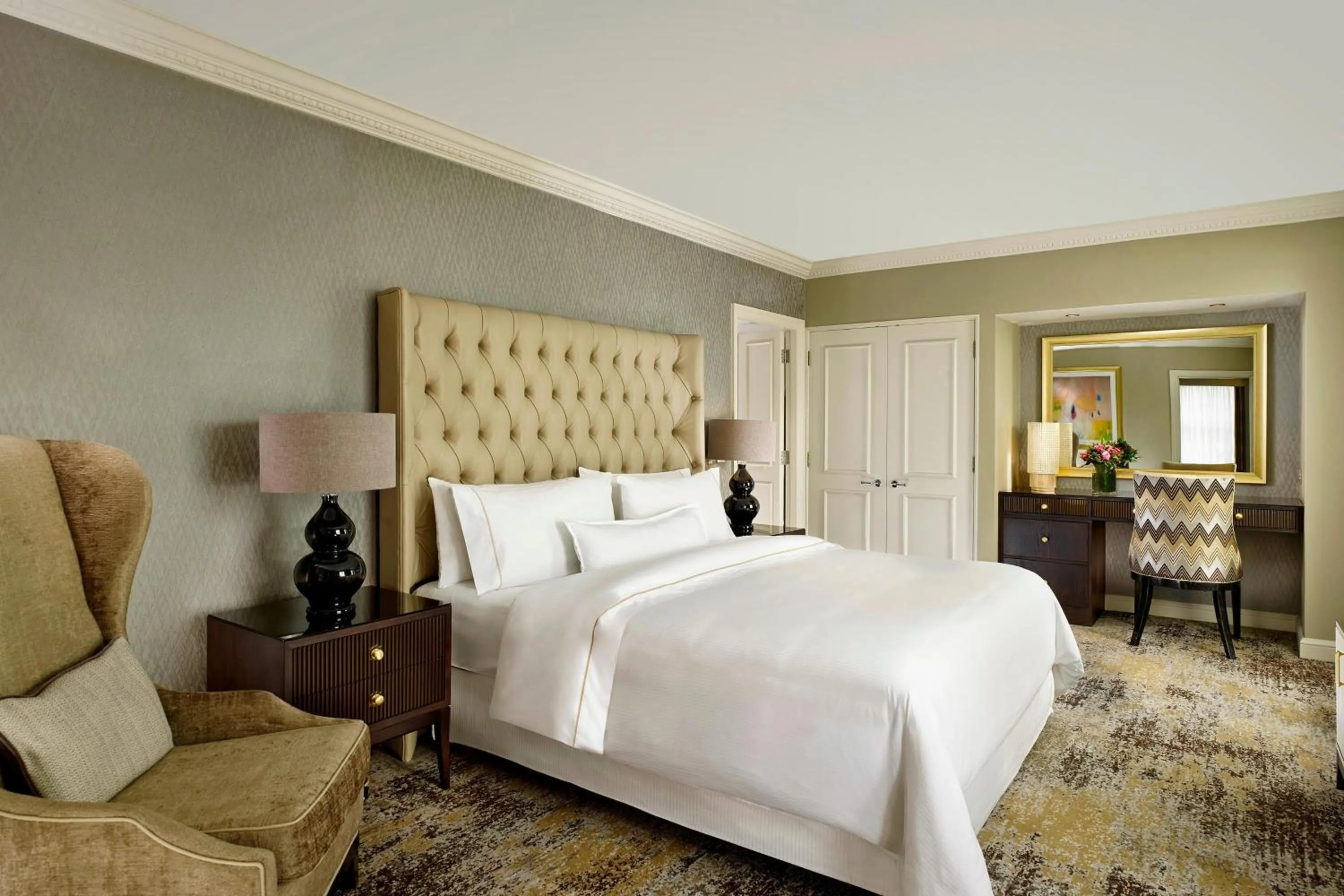 Deluxe King Suite with City View in The College Green Dublin Hotel, Autograph Collection