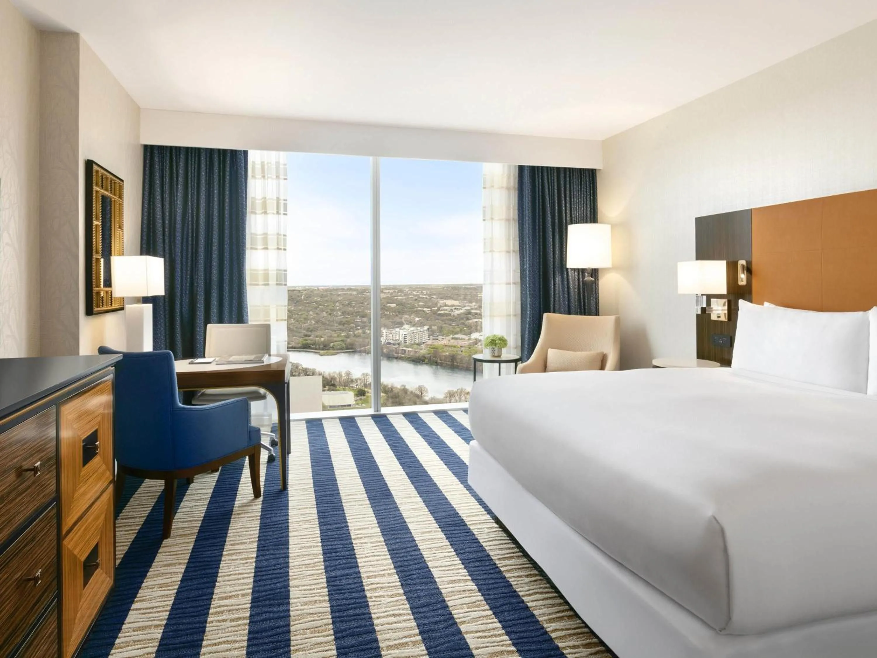 Deluxe King Room with Accessible Tub - Mobility Access in Fairmont Austin