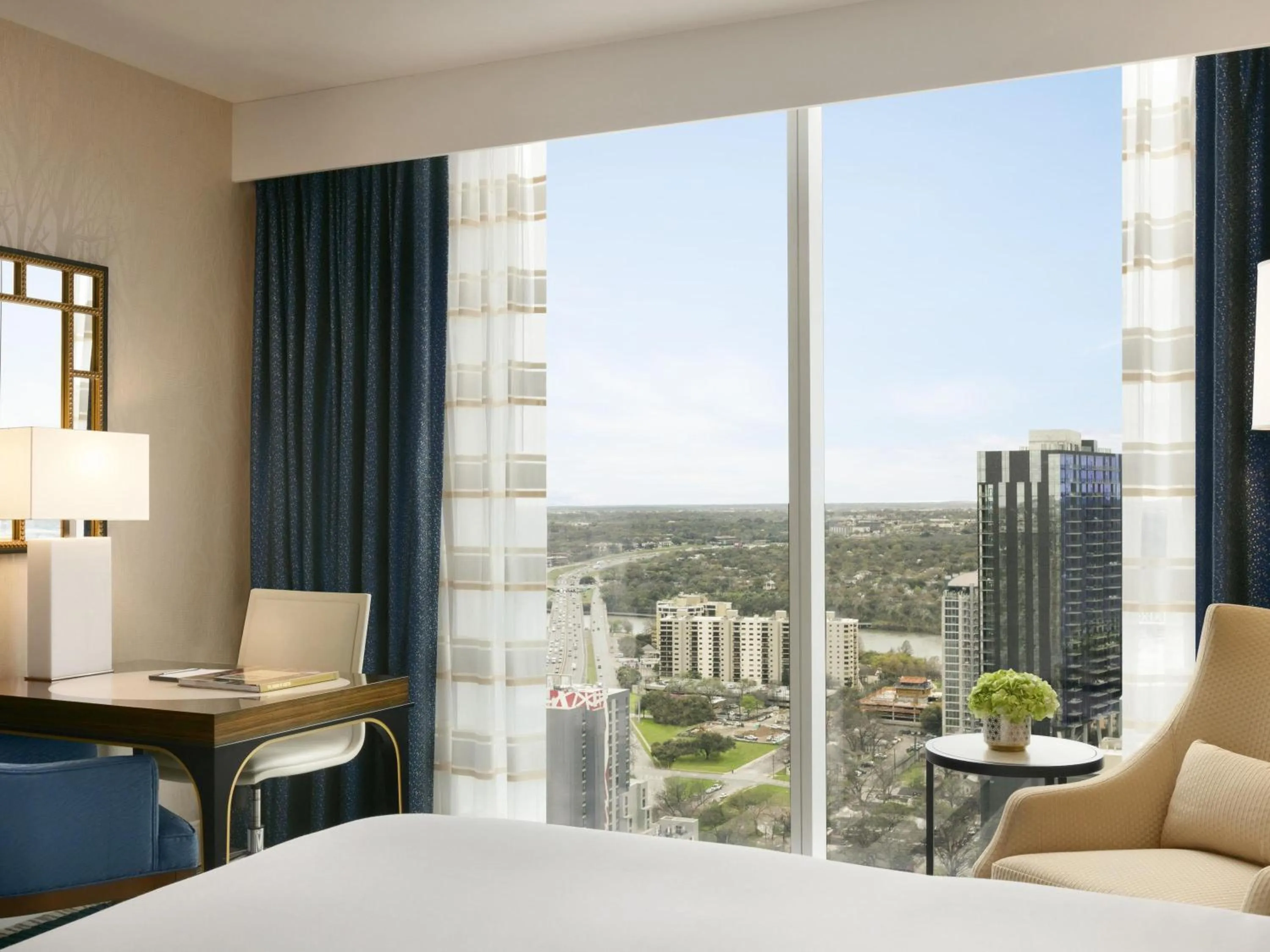 Fairmont King Room with Tub and  Grab Bars - Mobility Accessible in Fairmont Austin