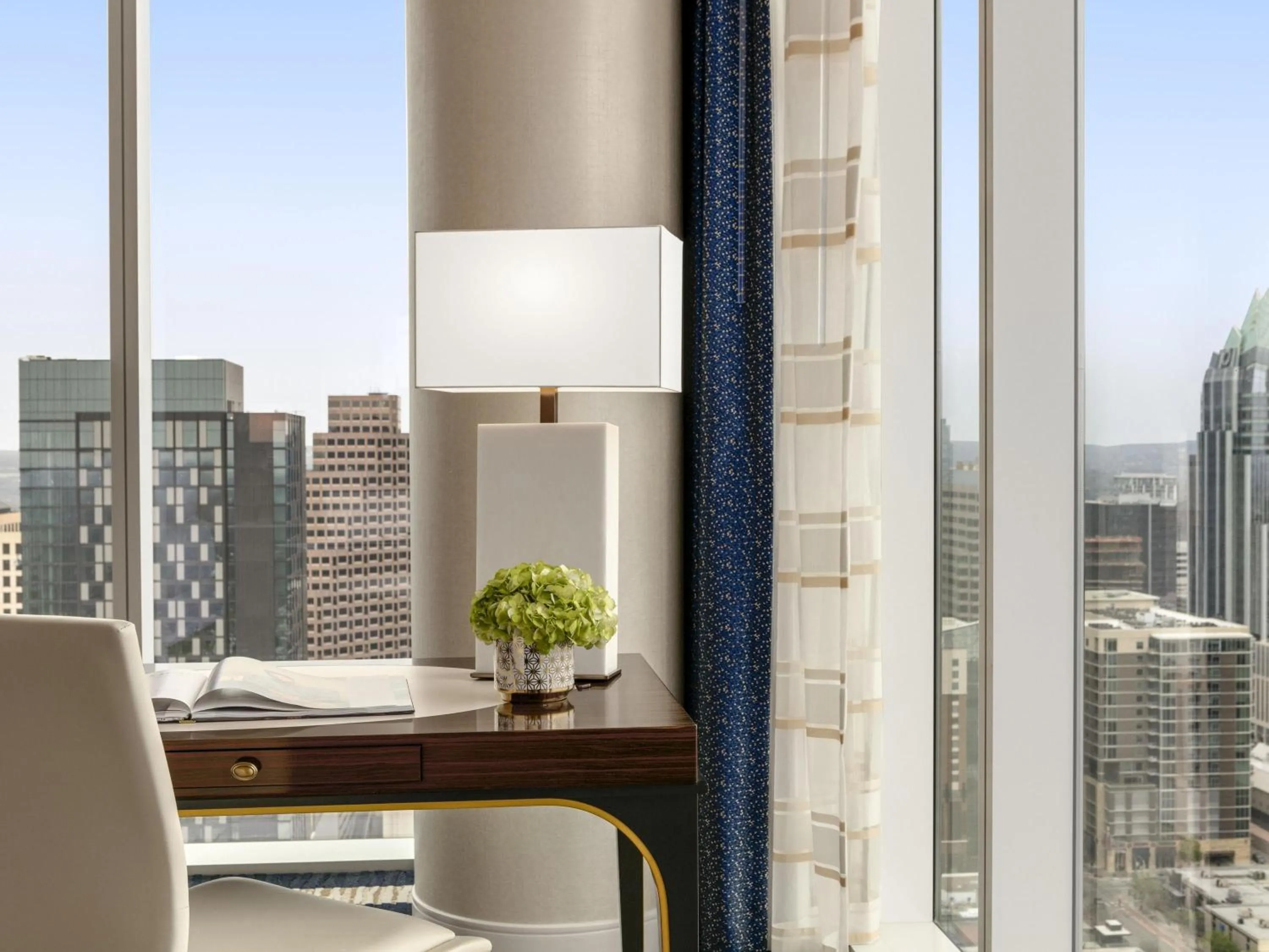 Signature Corner Room, 1 King Bed in Fairmont Austin