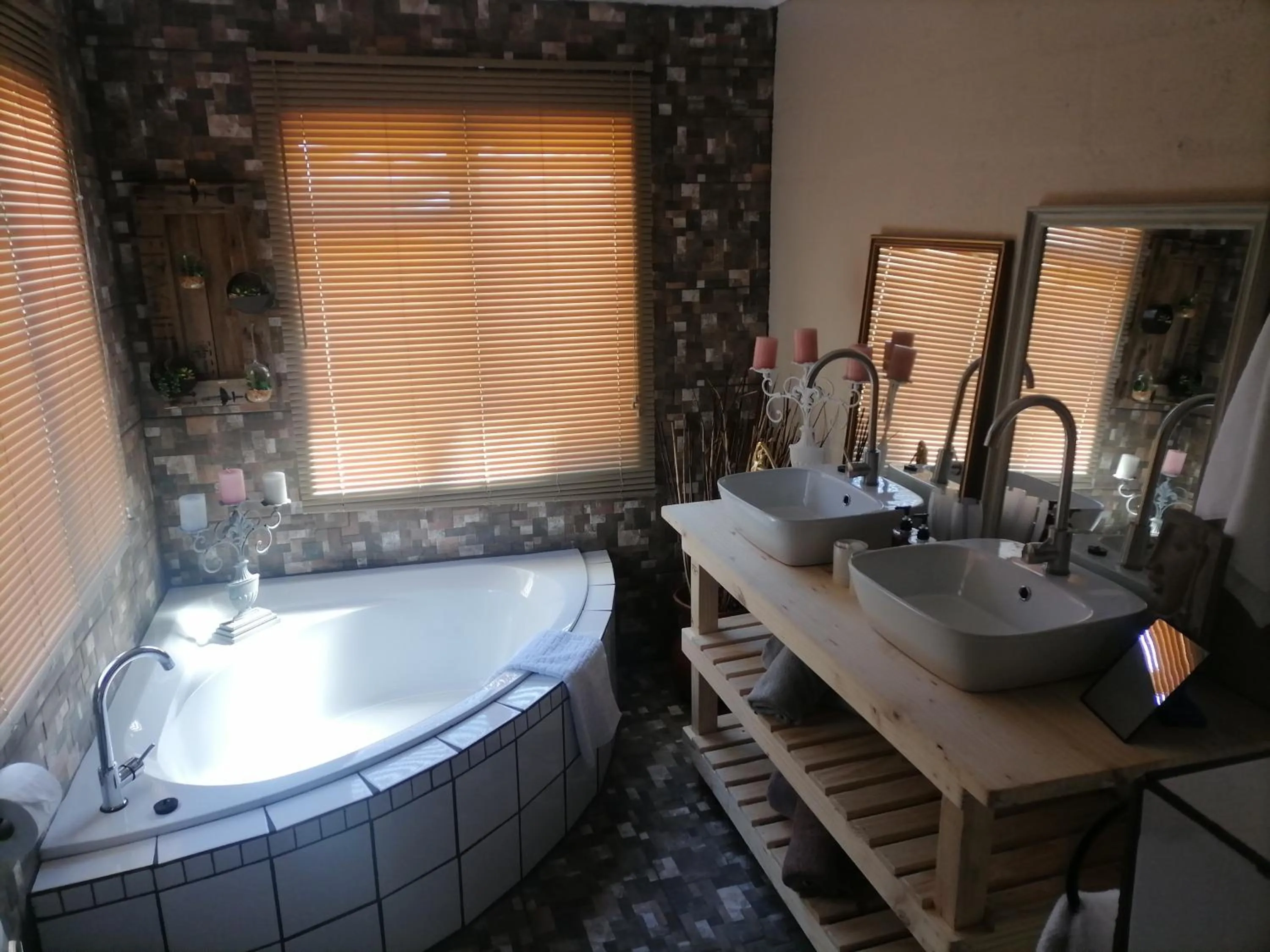 Queen Suite - single occupancy in Daisy Country Lodge