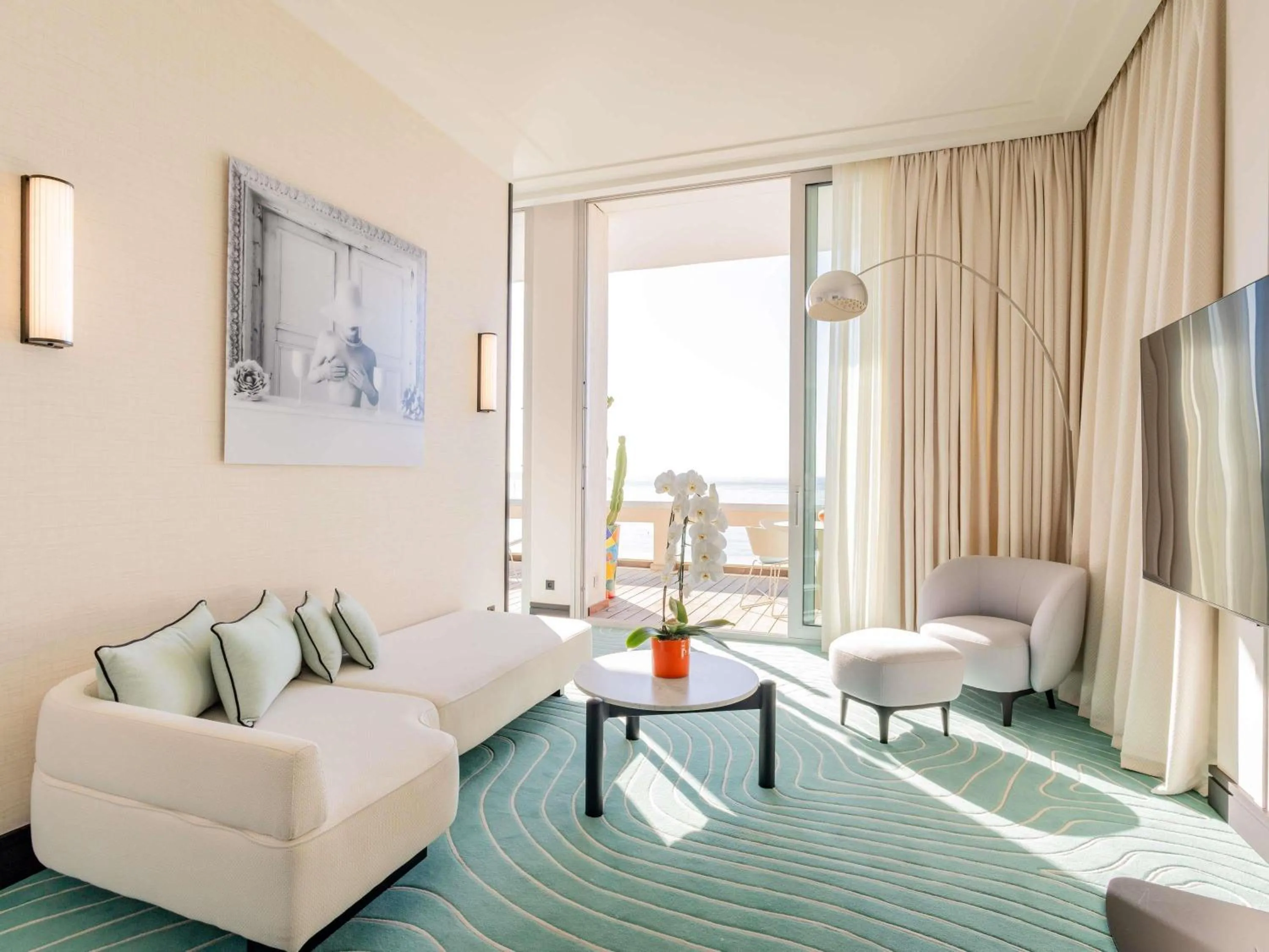 Signature Suite with Terrace and Sea View in Mondrian Cannes