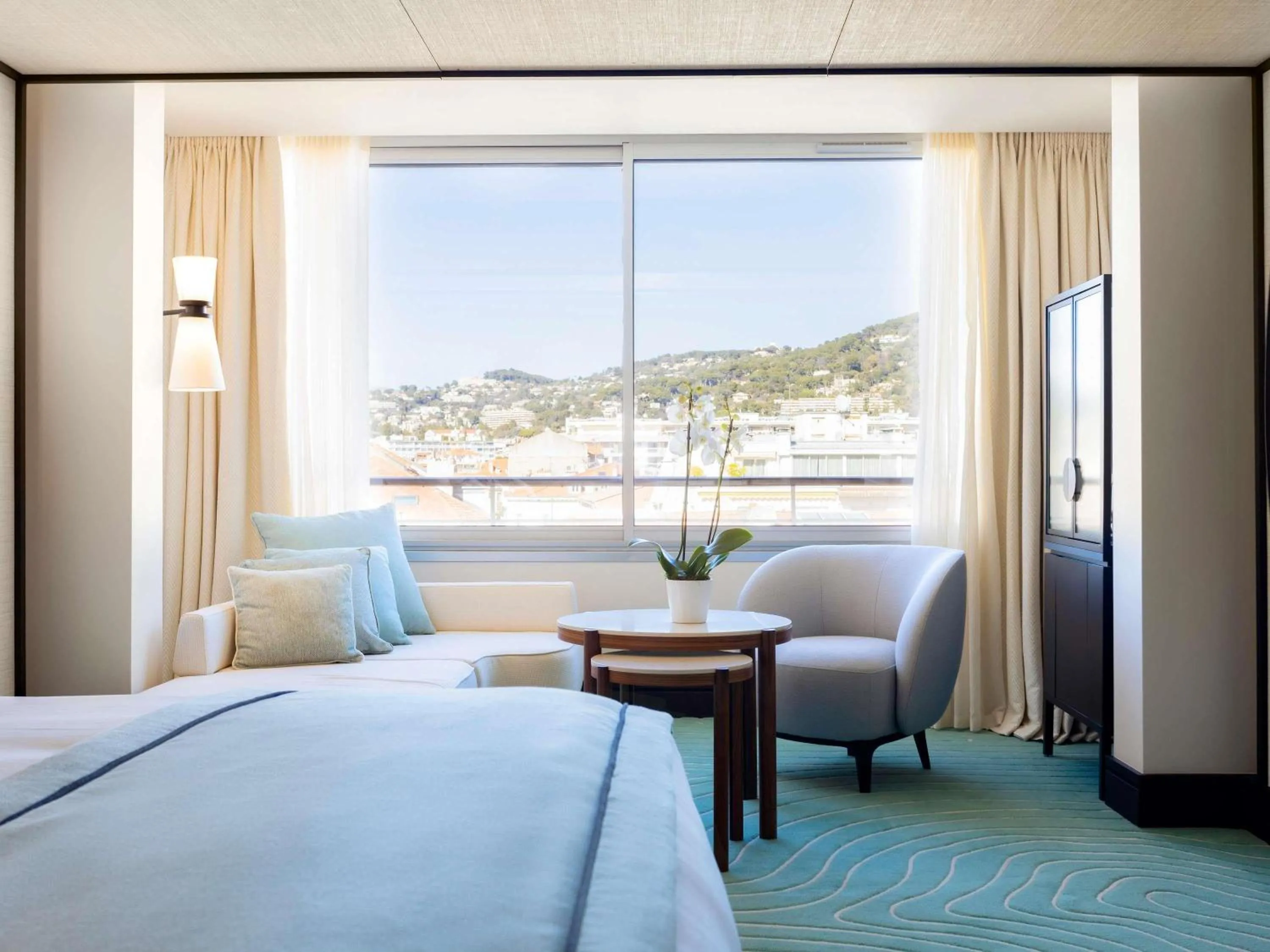 Deluxe Junior Suite with city view in Mondrian Cannes