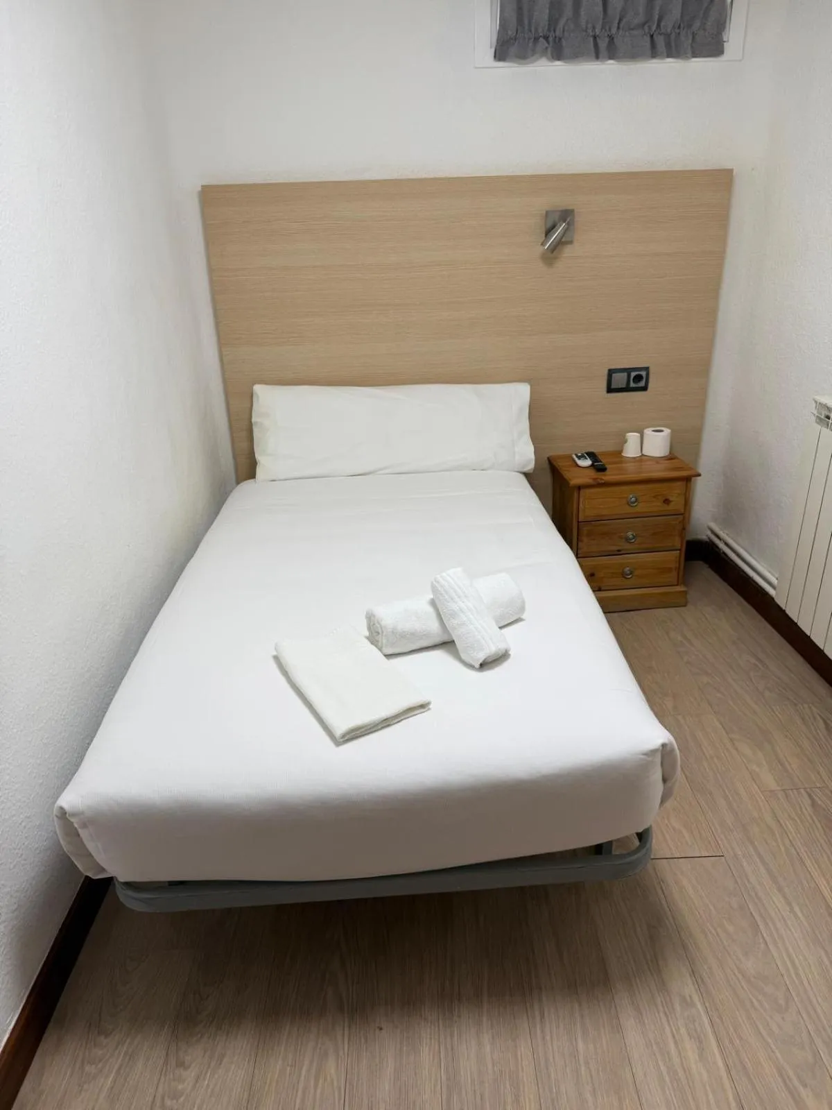 Single Room with shared bathroom and window to the hallway in Casa OTANO