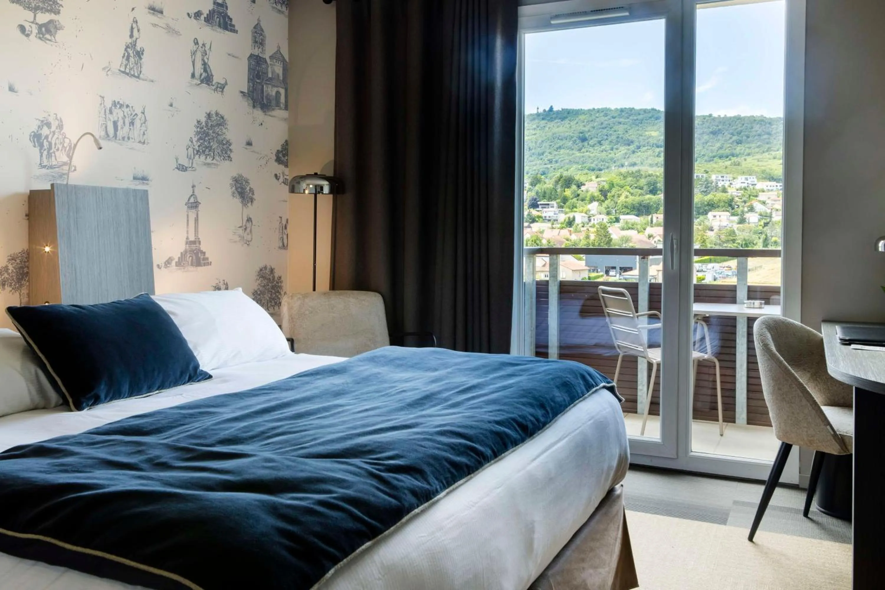 Queen Room with Balcony in Best Western Plus Hôtel Gergovie