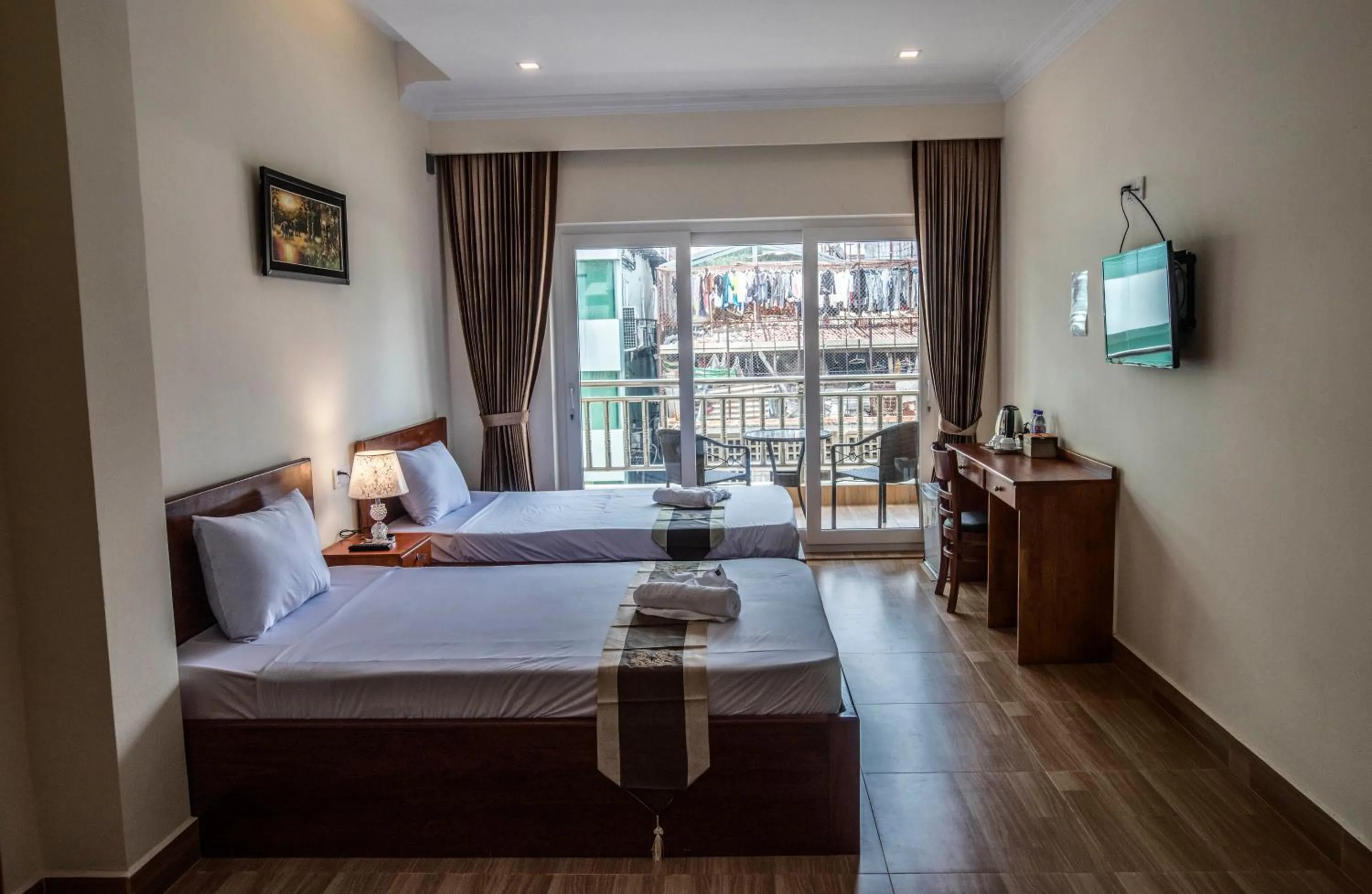 Deluxe Twin Room with Balcony in Phnom Penh Le Vincent Hotel