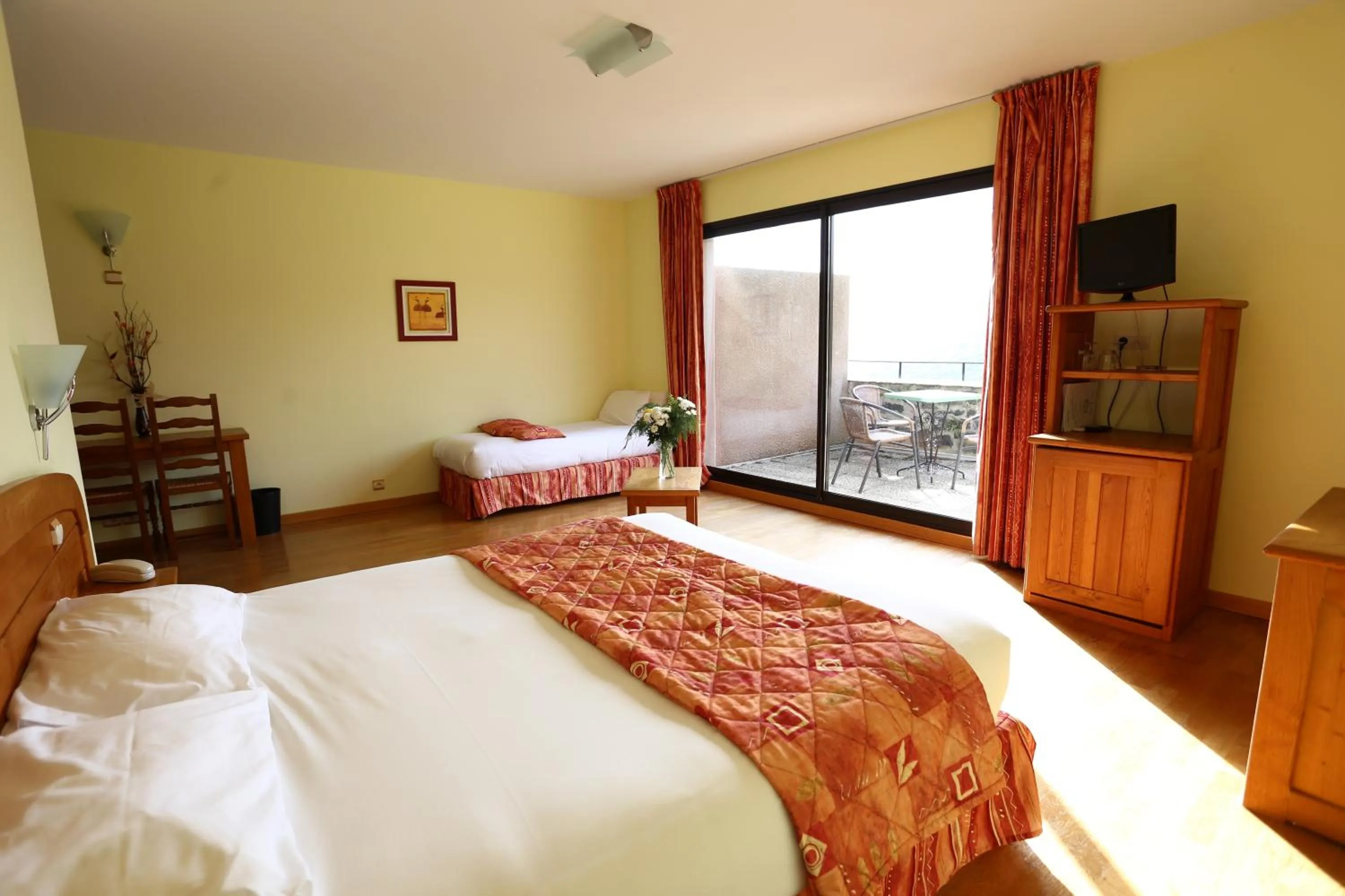 Comfort Triple Room in Logis Hôtel-restaurant La Mère Biquette