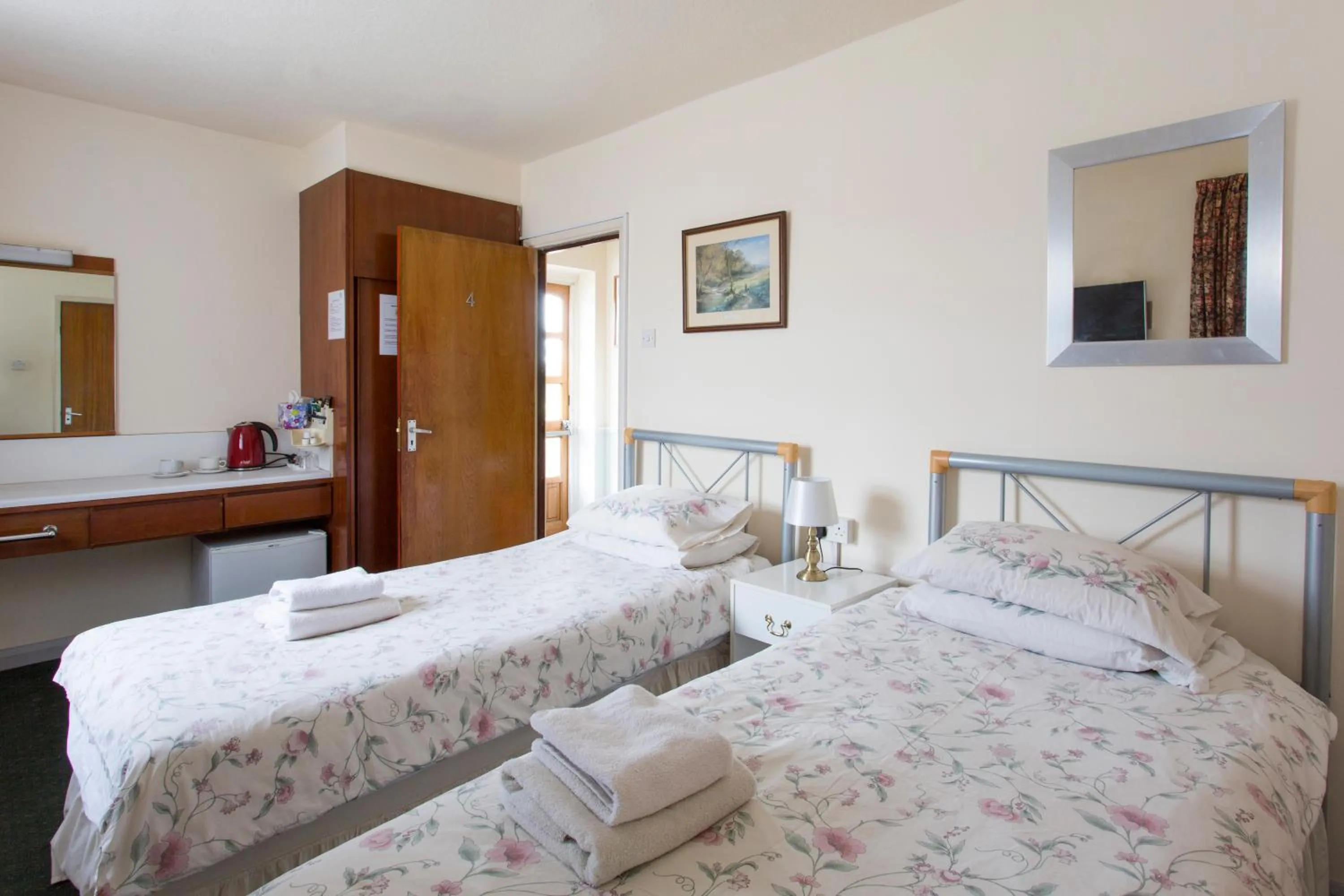 Standard Twin Room in Oakwood Bed and Breakfast Heathrow