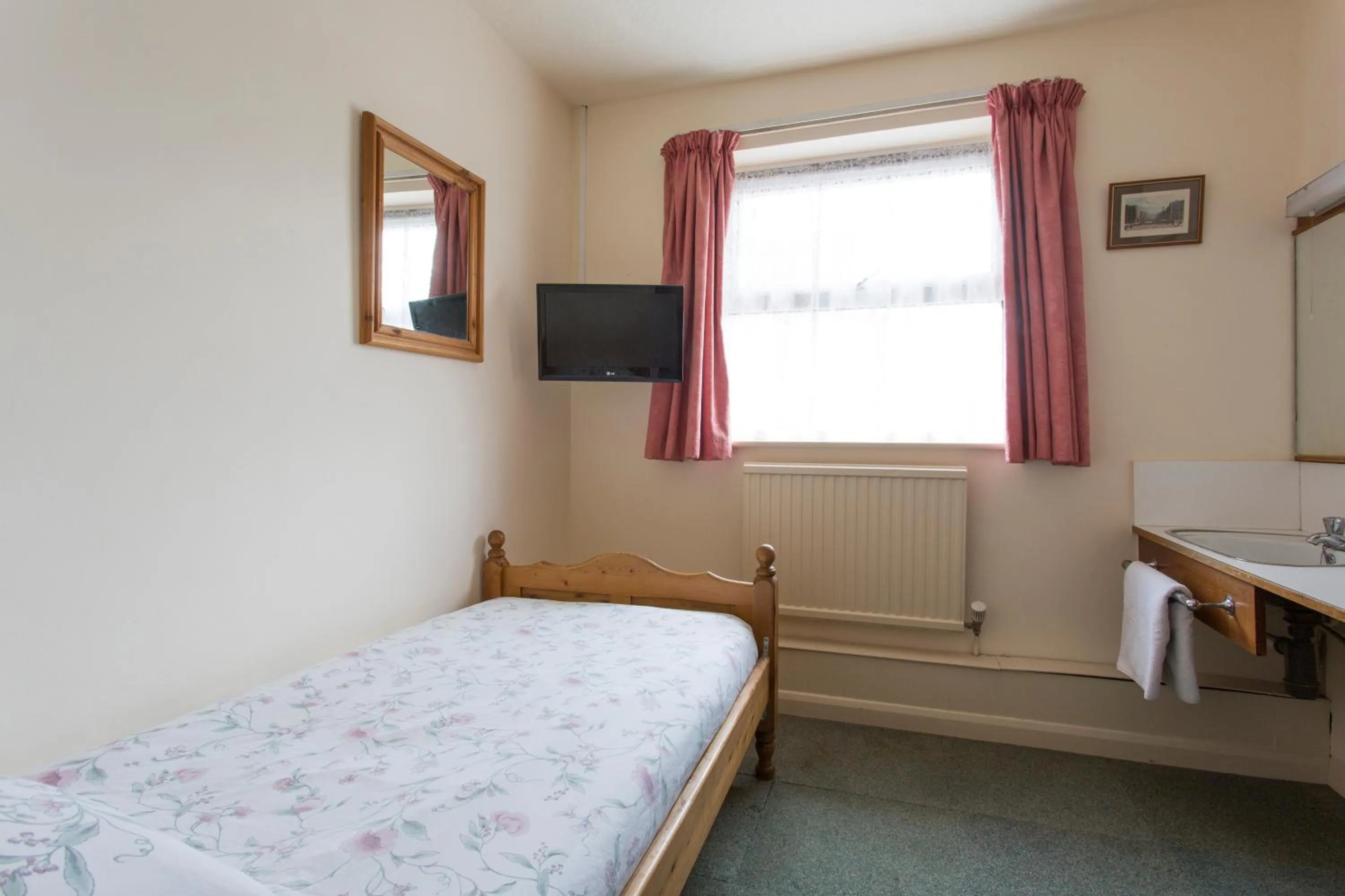 Basic Single Room with Shared Bathroom in Oakwood Bed and Breakfast Heathrow