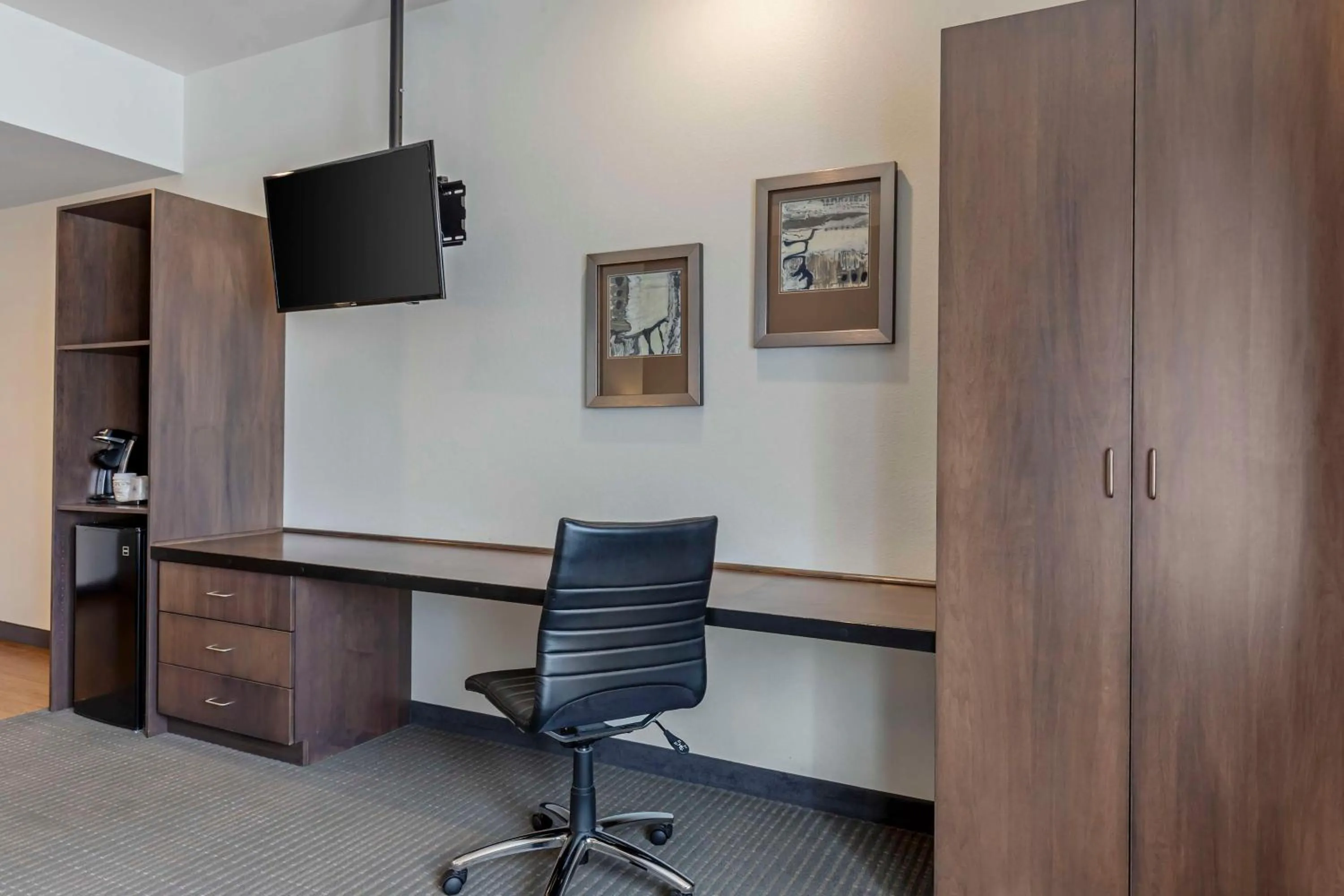 Large King Room with Sofa Bed - Non-Smoking in Best Western Plus Peppertree Nampa Civic Center Inn