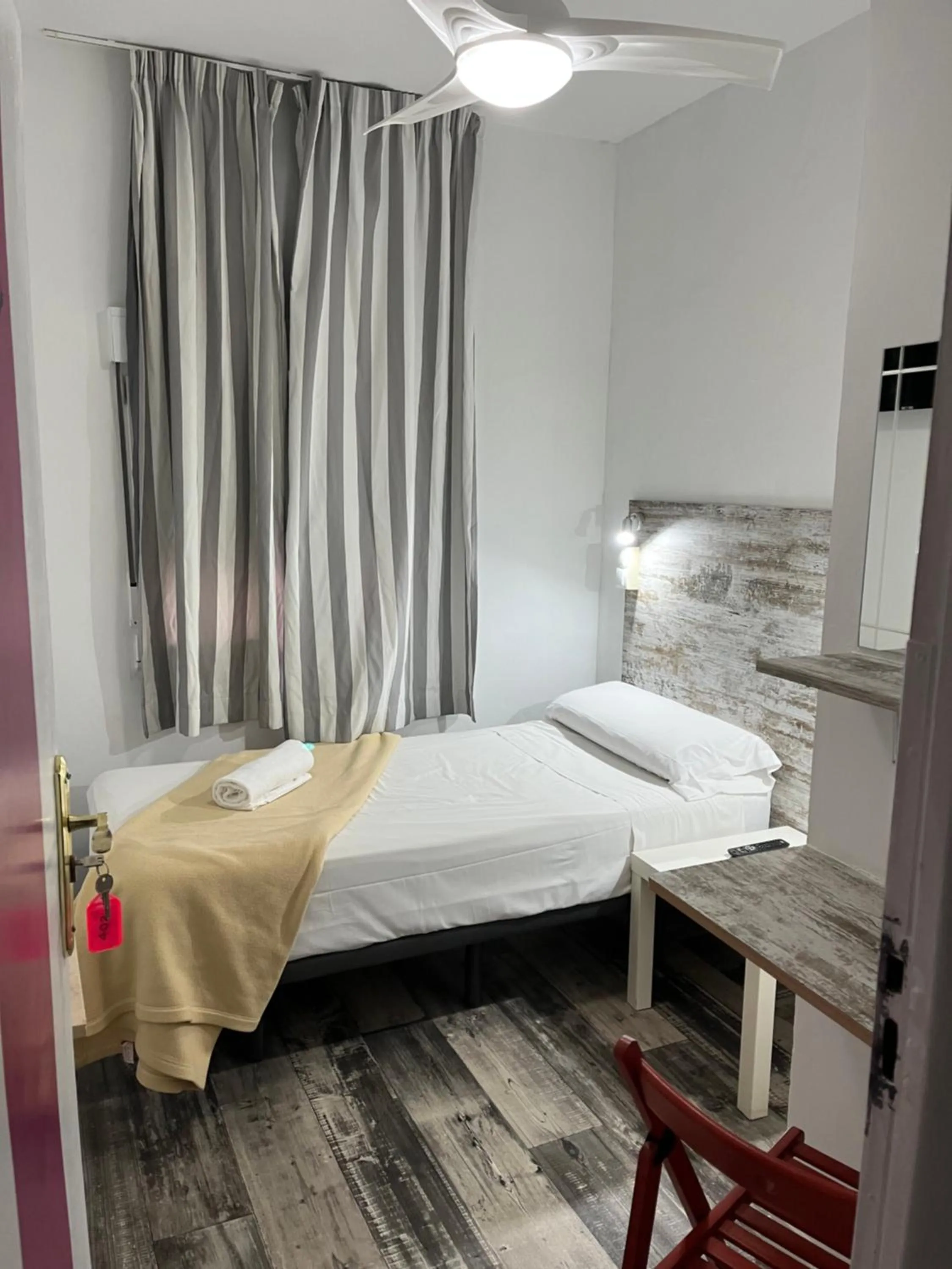 Single Room with Shared Bathroom in Casa de Huéspedes Almansa