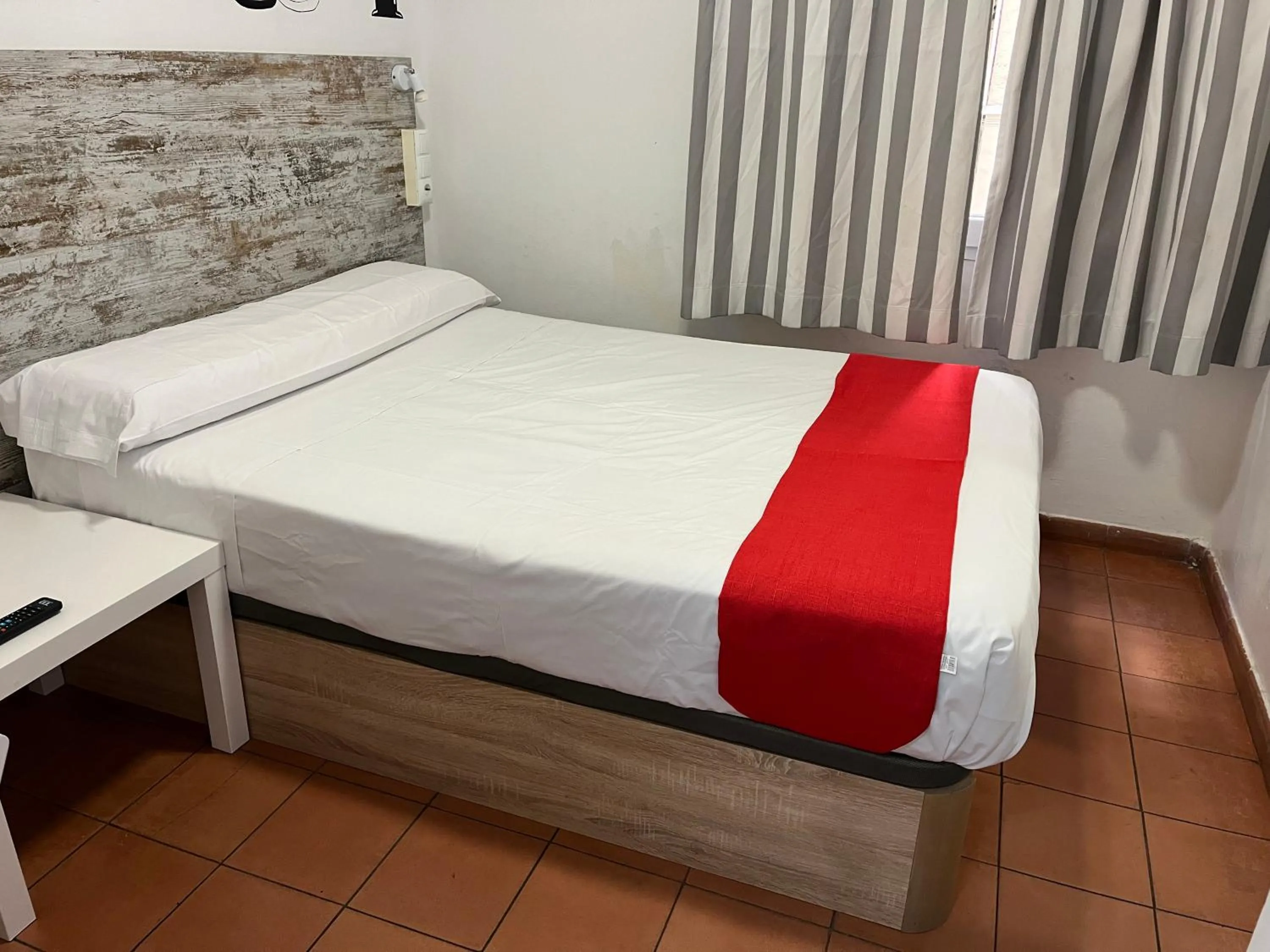 Queen Room with Shared Bathroom in Casa de Huéspedes Almansa