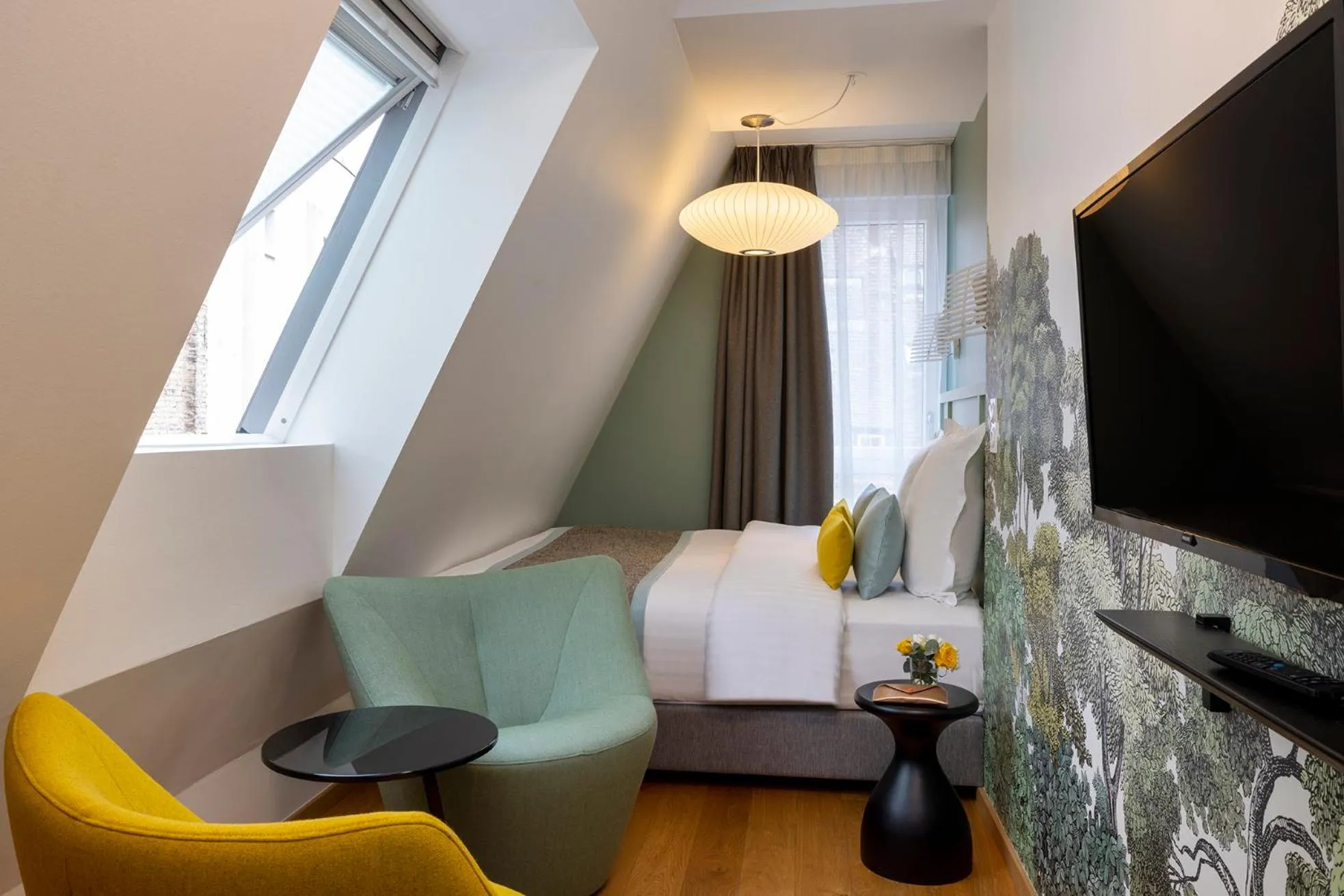 Attic Double Room in Hôtel Du Dragon