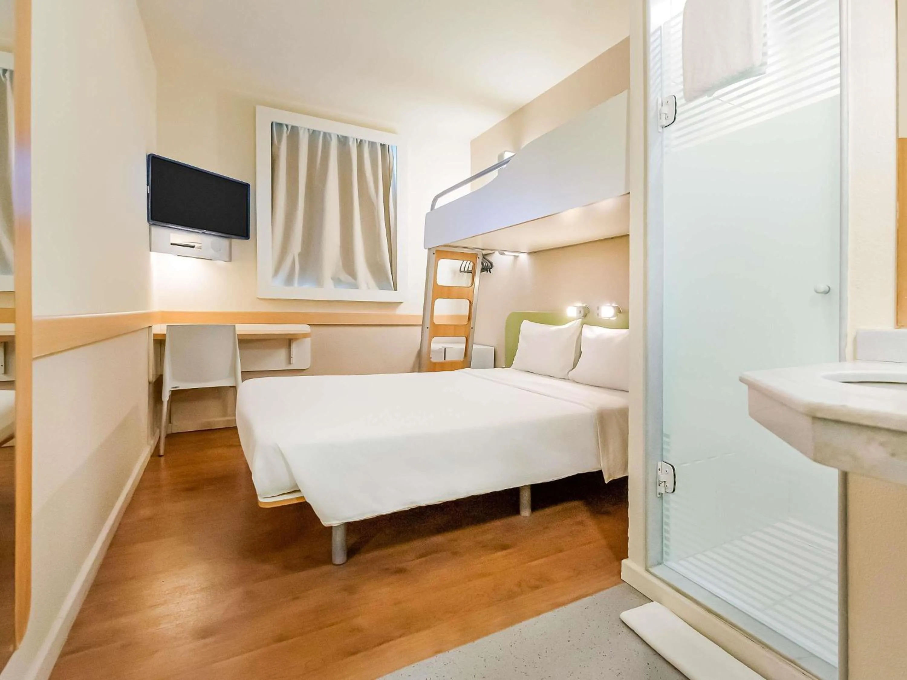 Functional rooms with mini-bar for up to 3 people in ibis budget Vitoria