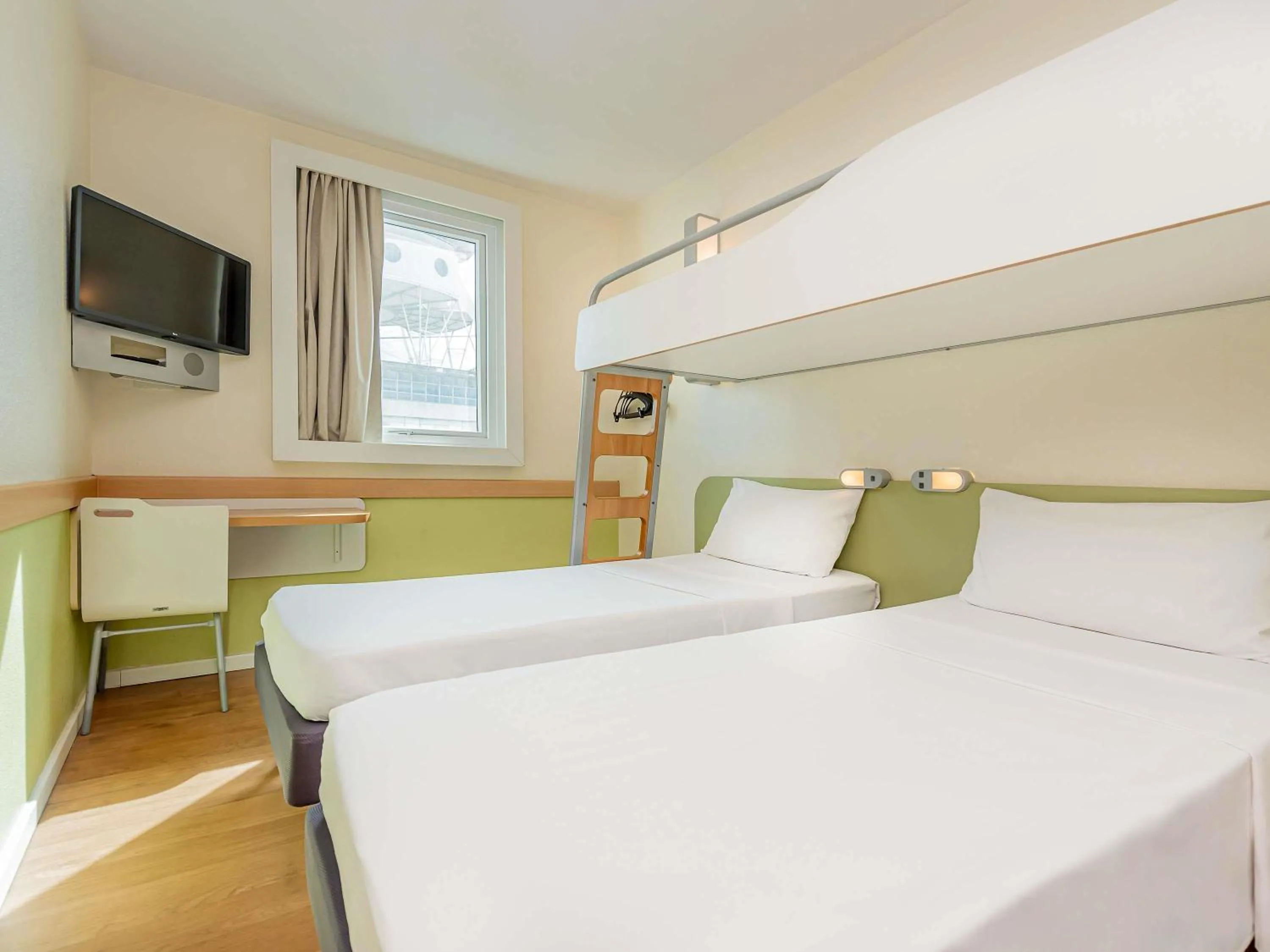 Functional rooms with 3 twin beds in ibis budget Vitoria