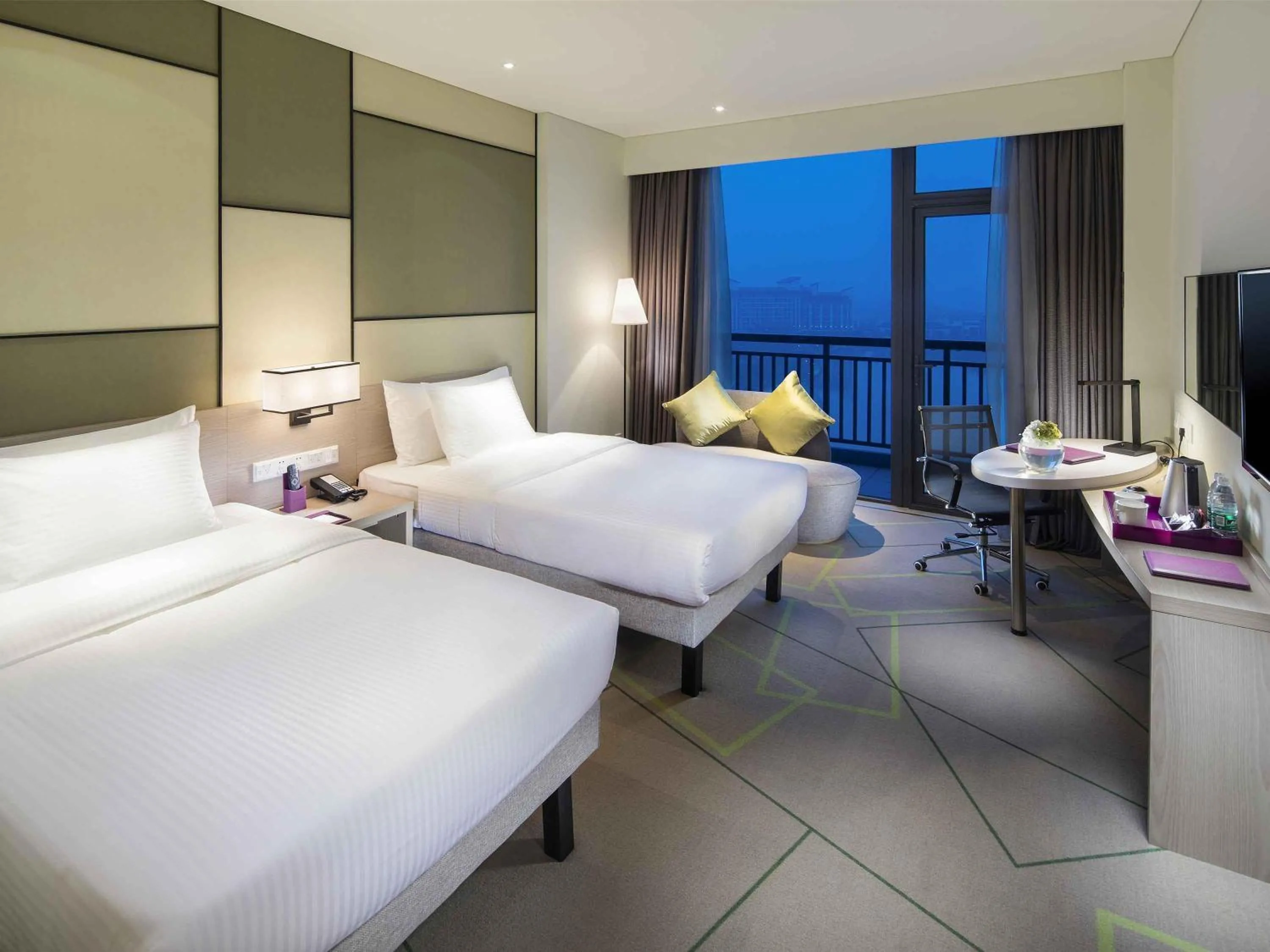 Superior Twin Room with Lake View in Mercure Hefei Sunac