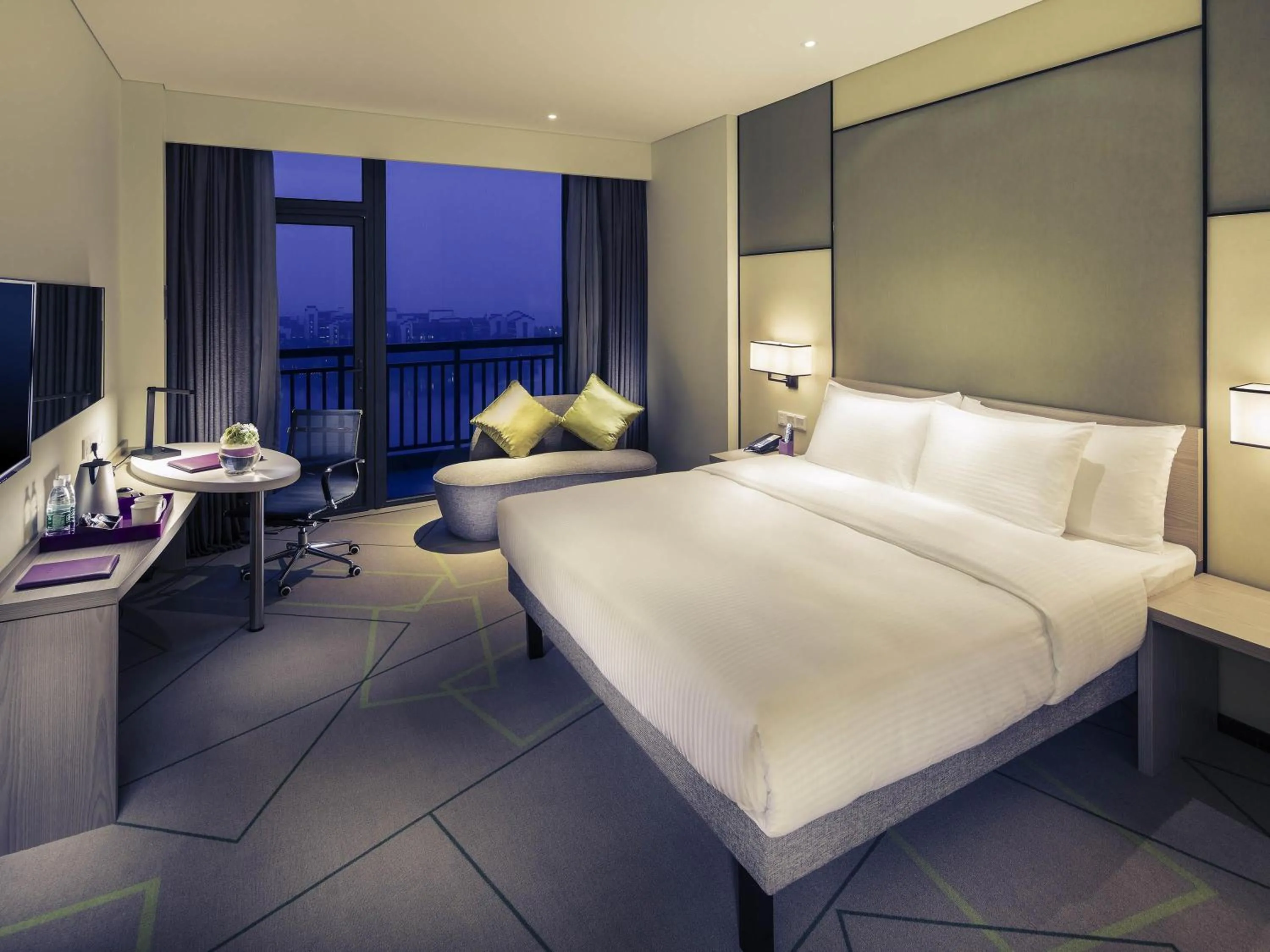 Superior King Room with Lake View in Mercure Hefei Sunac