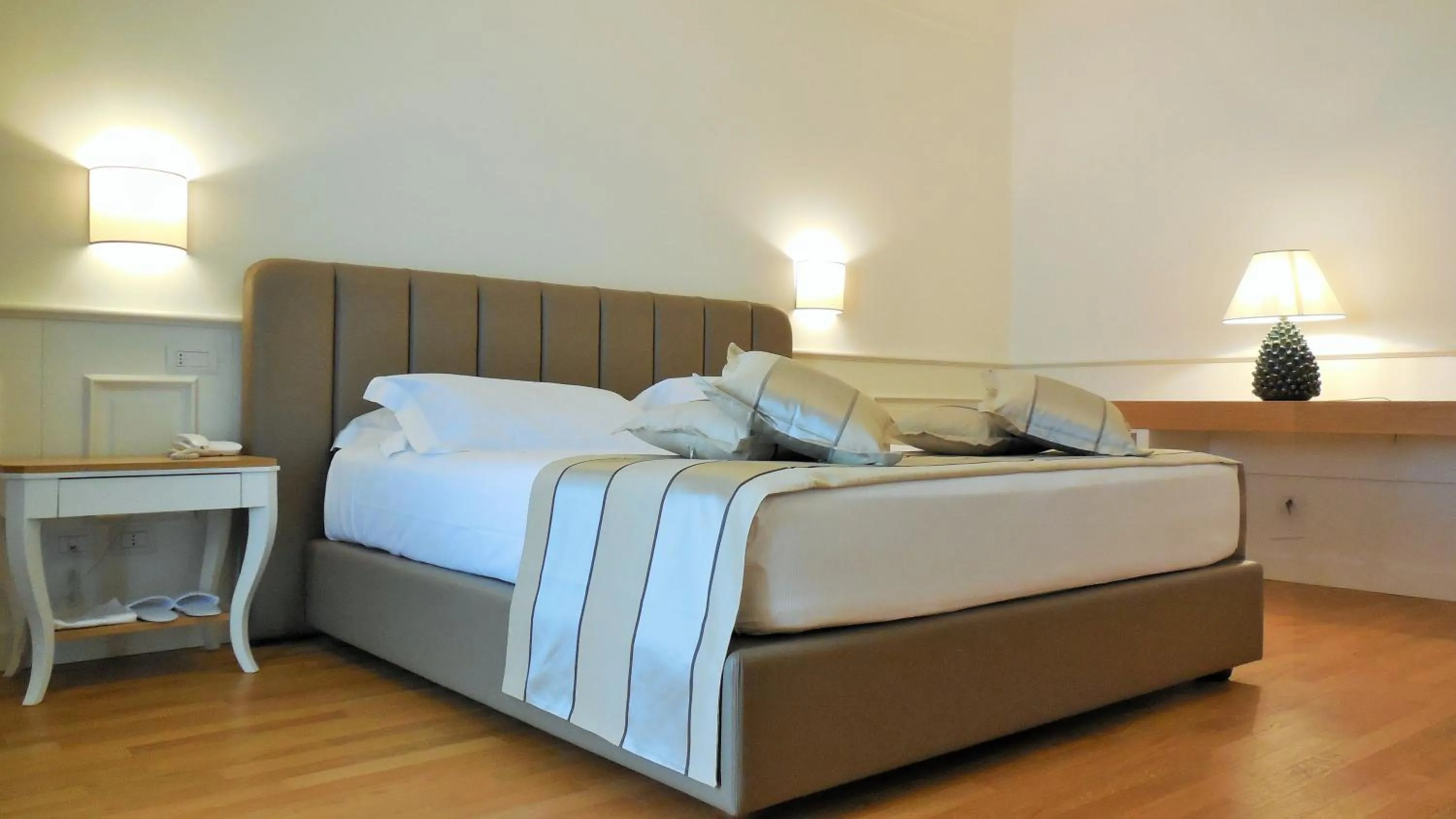 Deluxe Double Room with Side Sea View - single occupancy in Hotel Marechiaro