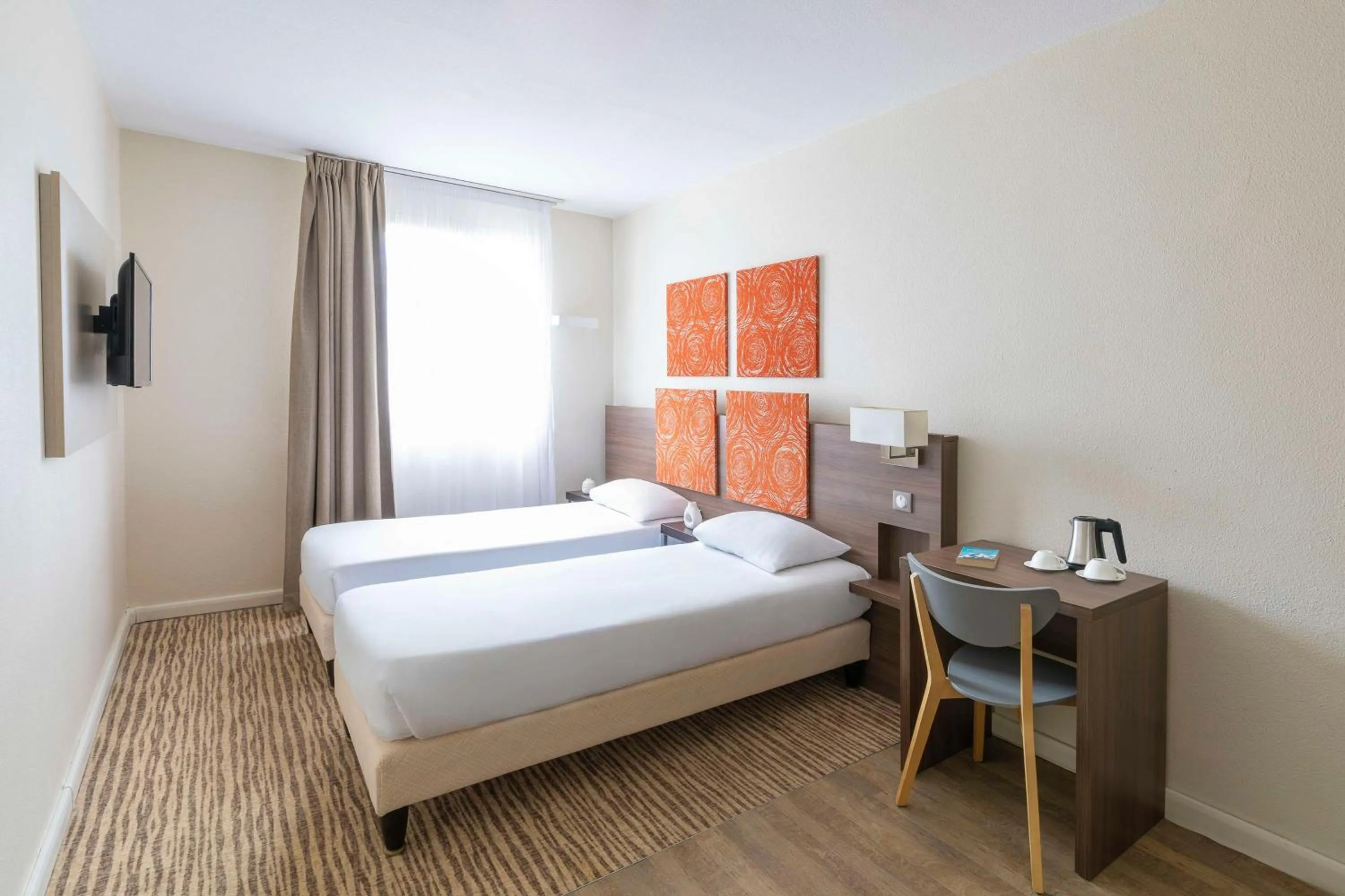 Standard Twin Room in Kyriad Chambéry Centre - Hôtel et Résidence