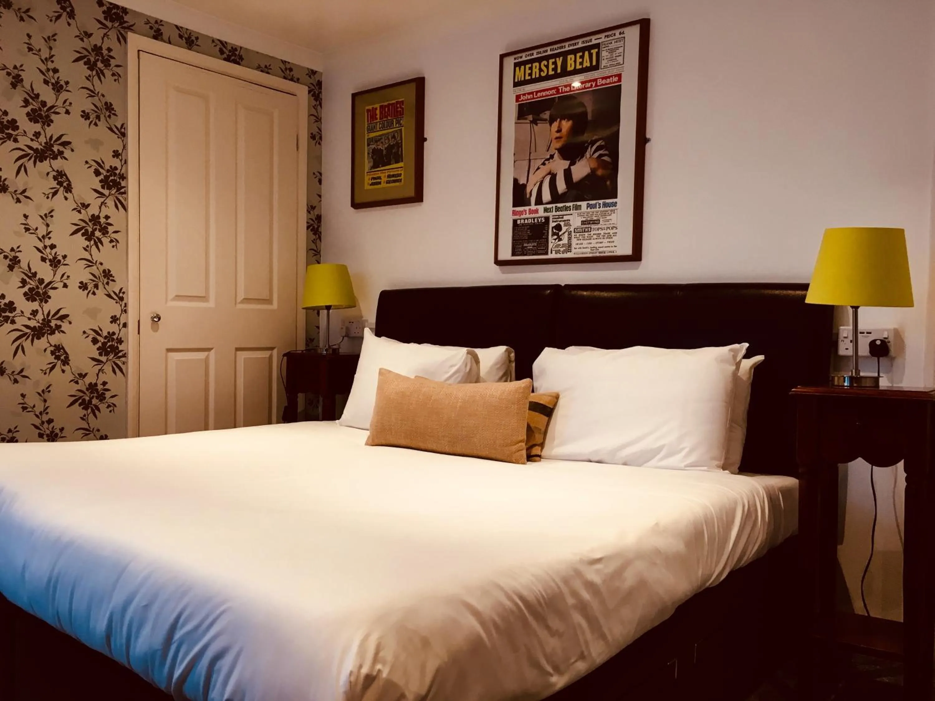 Deluxe Twin Room in Hudsons