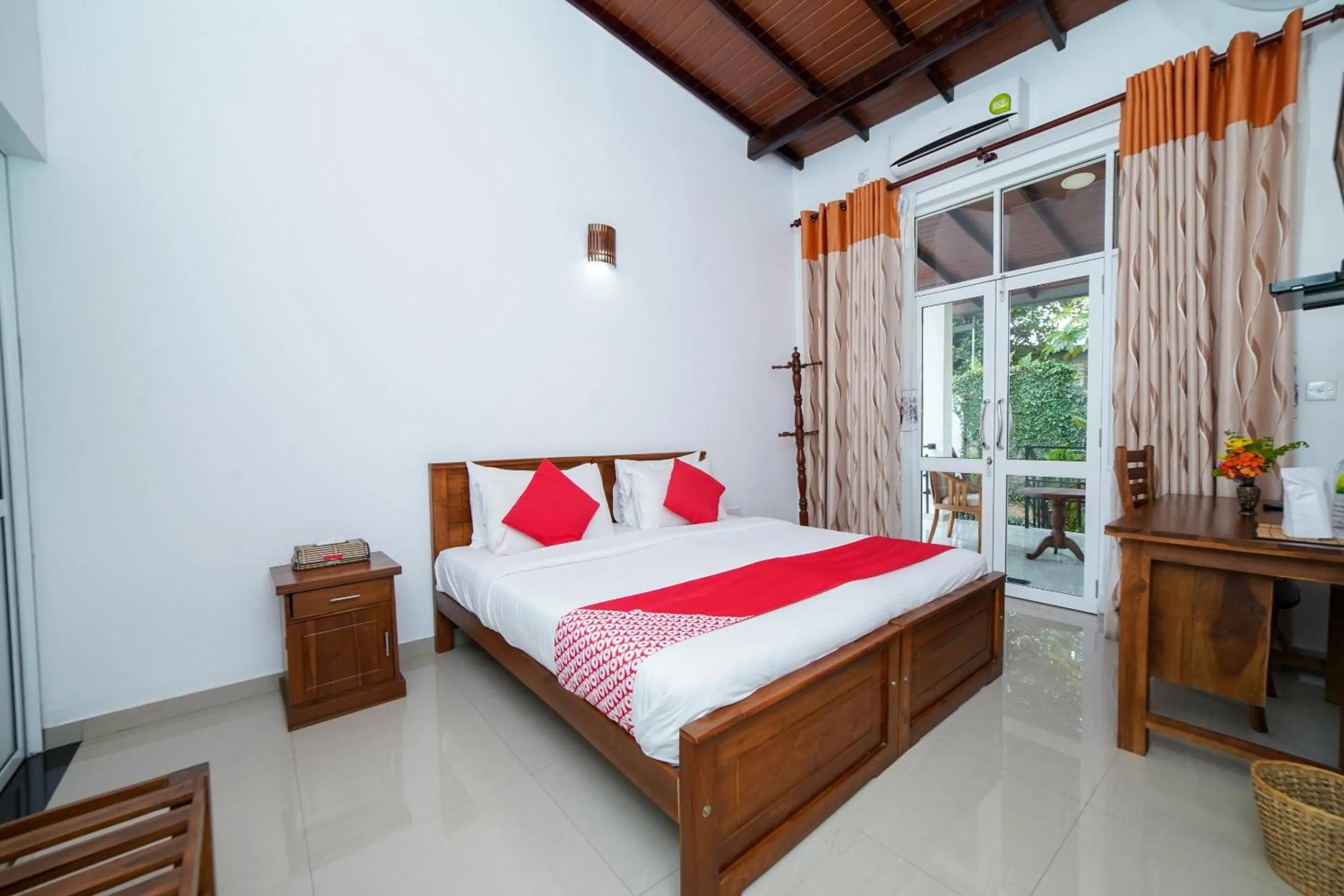 Deluxe Double Room with Balcony in Dazzling Villa