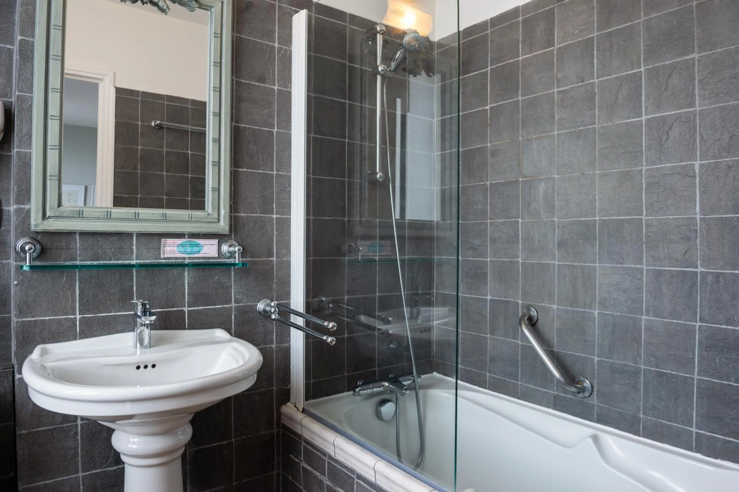 Double Room with Harbor View in Hôtel Traiteur Les Ormes, The Originals Relais