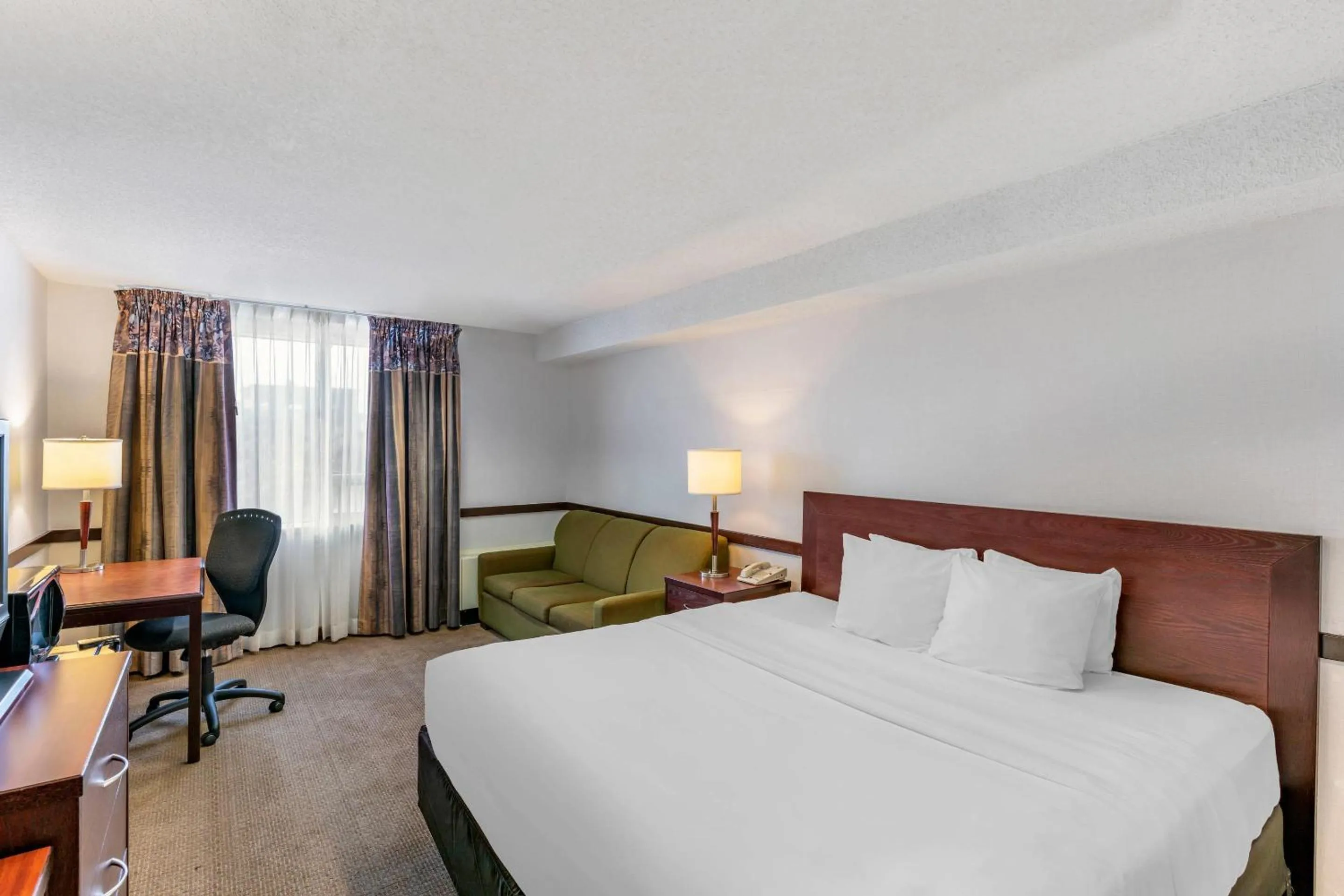 King Suite with Sofa Bed - Non-Smoking in Quality Inn and Suites Montreal East