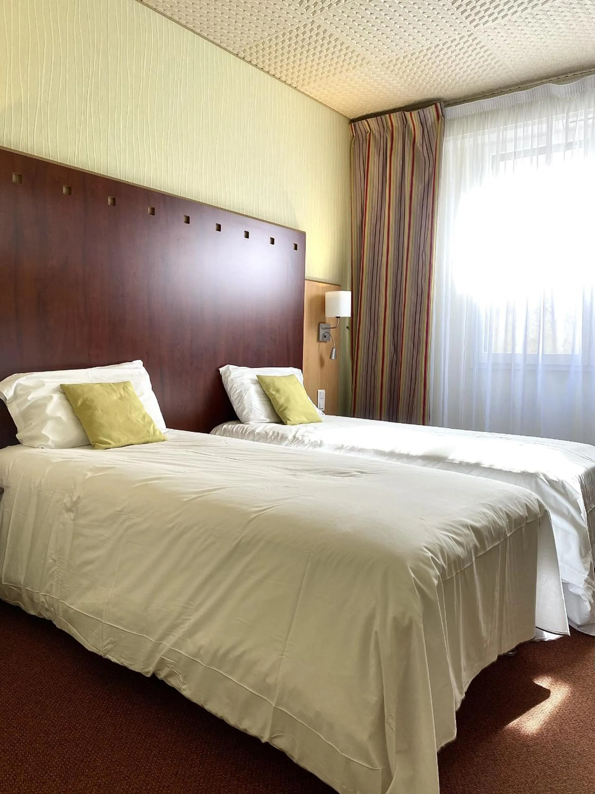 Twin Room in Logis Hôtel & Restaurant Le Cheval Blanc et Clovis