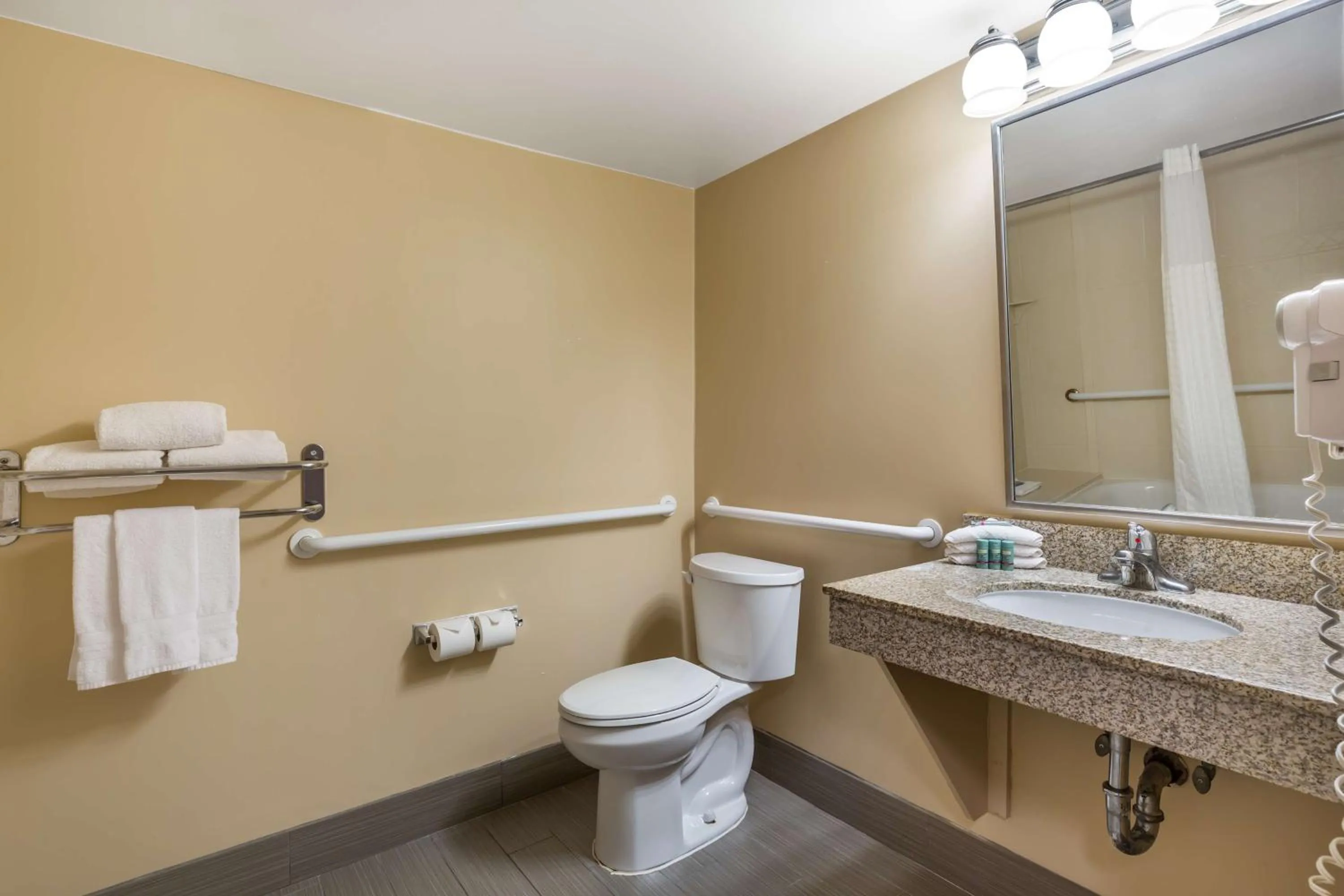 Queen Room - Disability Access Tub in Best Western Braintree Inn