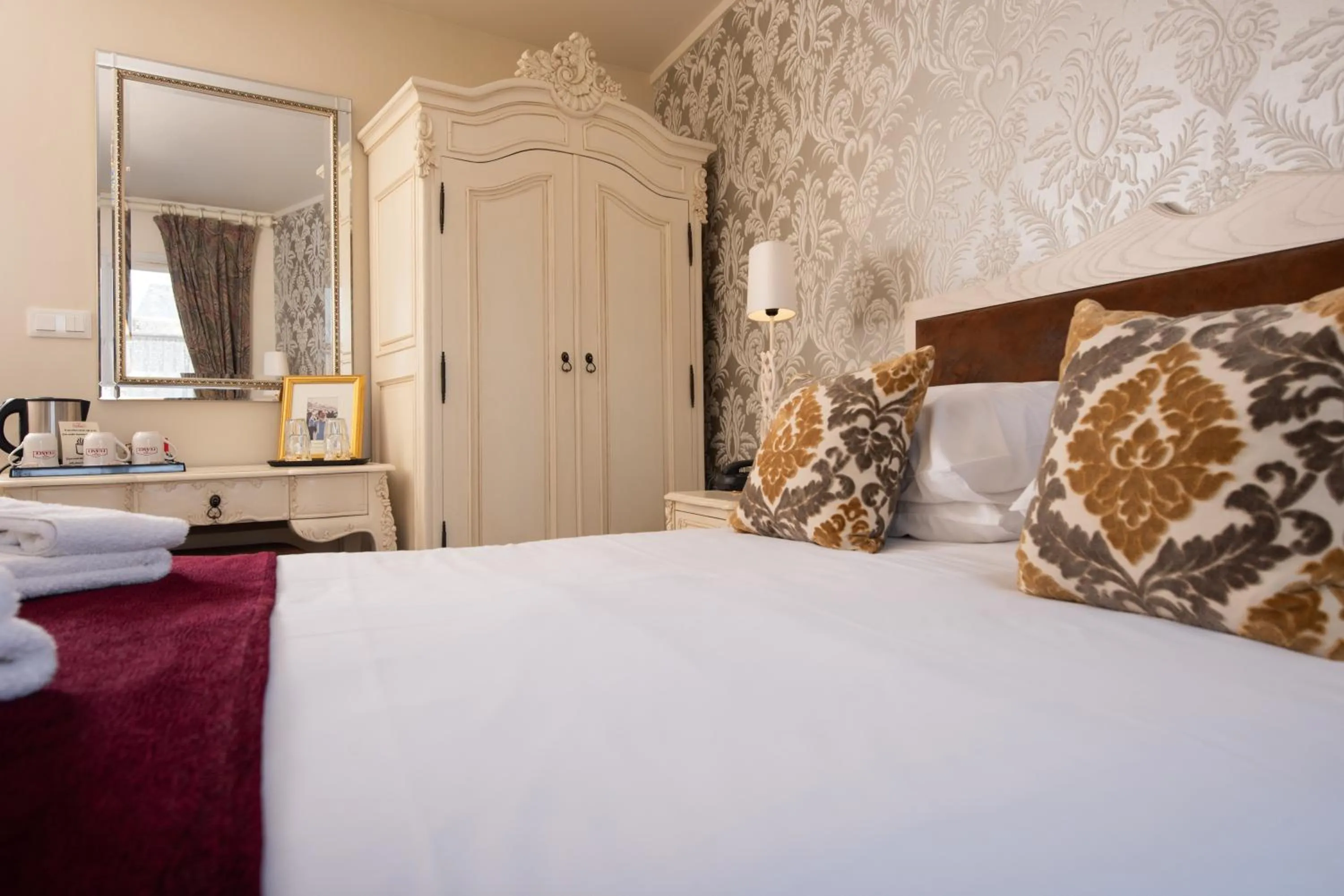 Deluxe Family Room in Logis Hotel De France