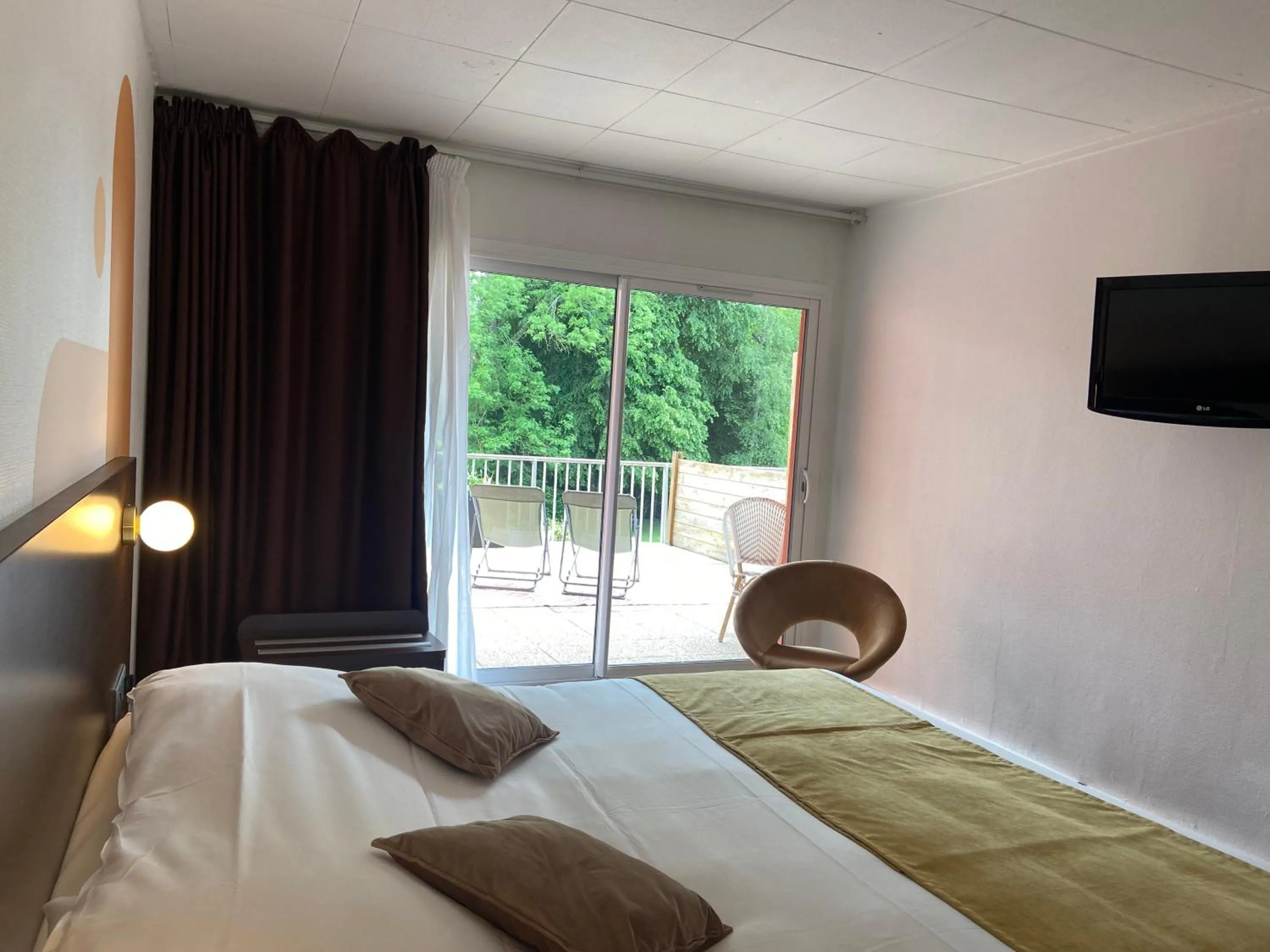 Double Room with Terrace in Logis Hôtel & Restaurant - Le Relais de Montigny