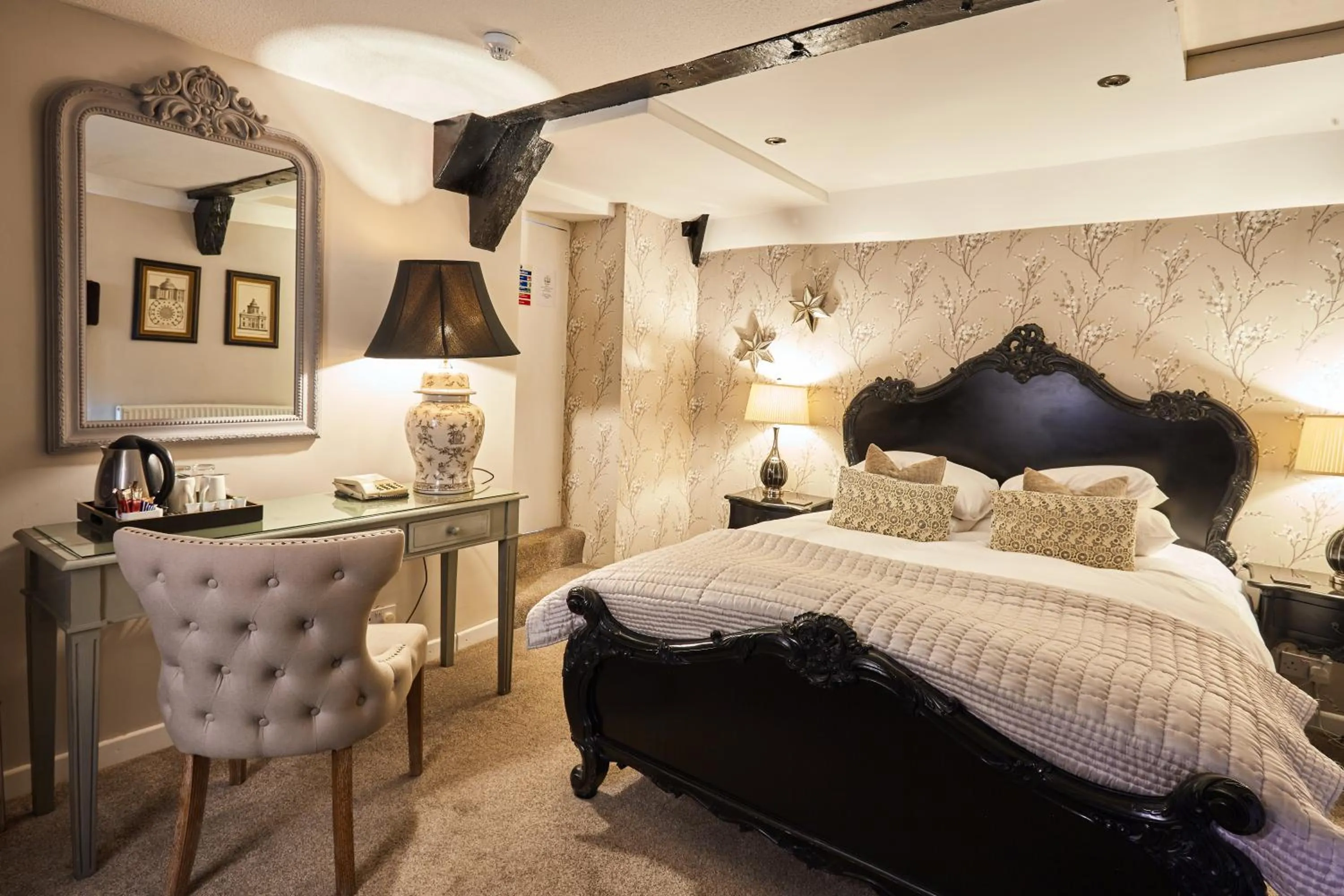 Queen Room in The Ormond At Tetbury