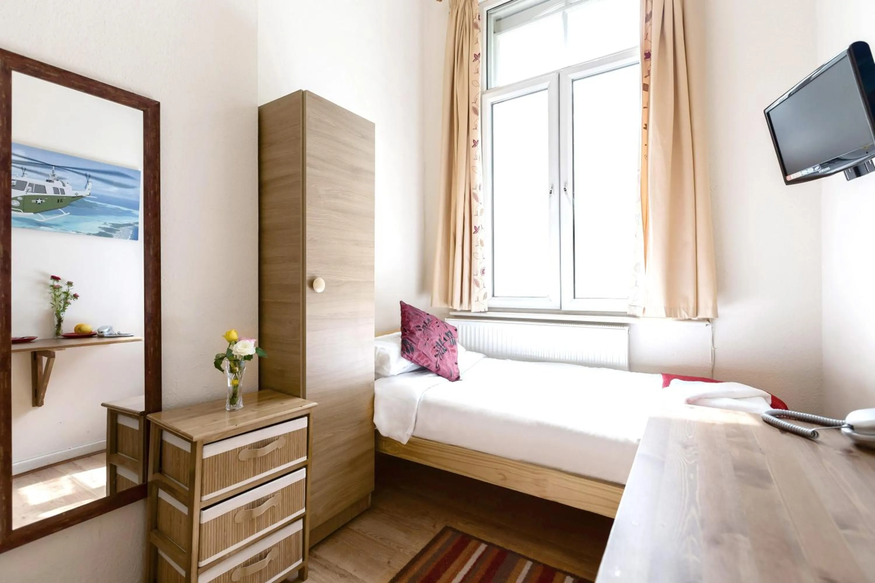 Single Room with Shared Bathroom in City London Hotel