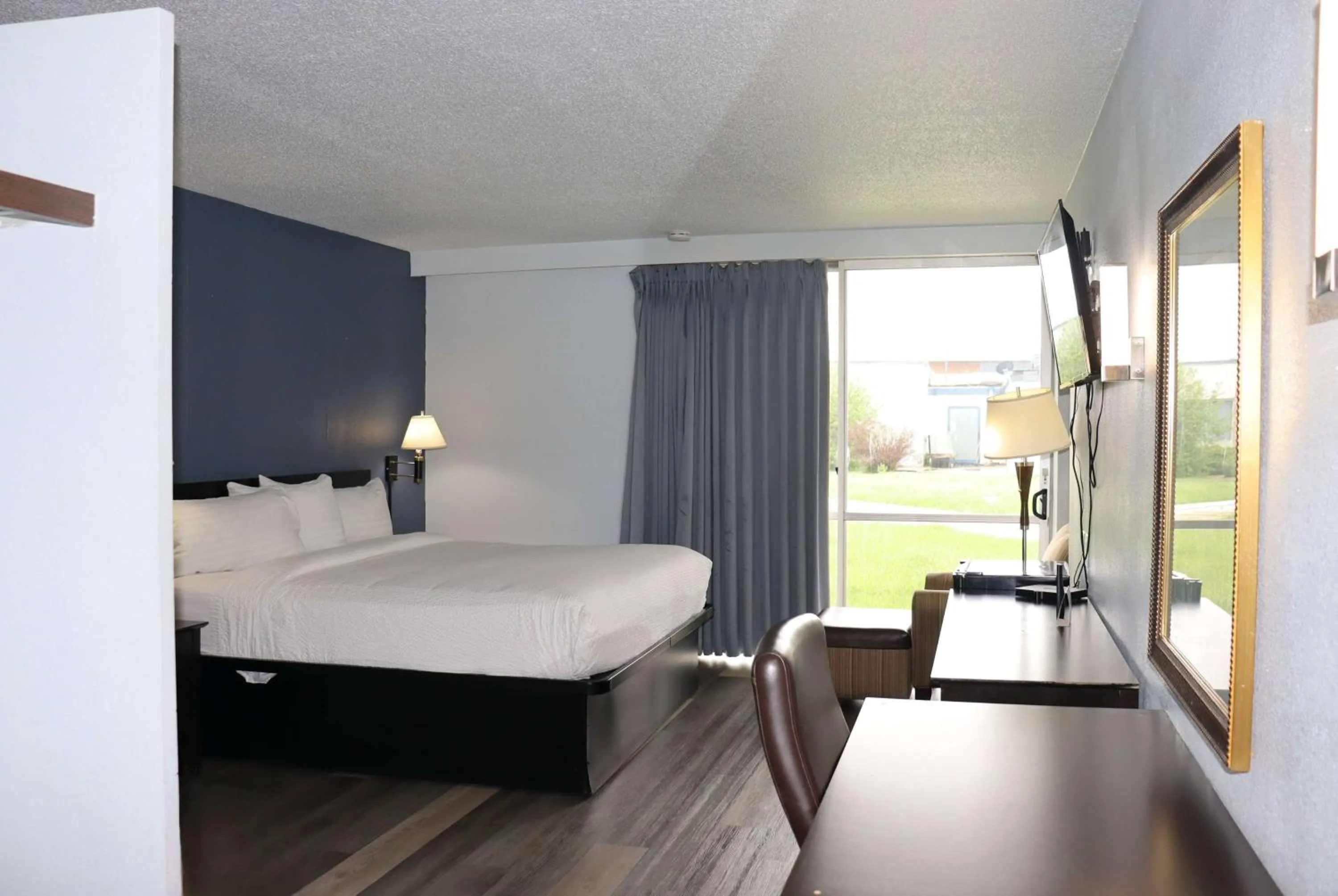 King Studio Suite - Non-Smoking in Travelodge by Wyndham Milwaukee
