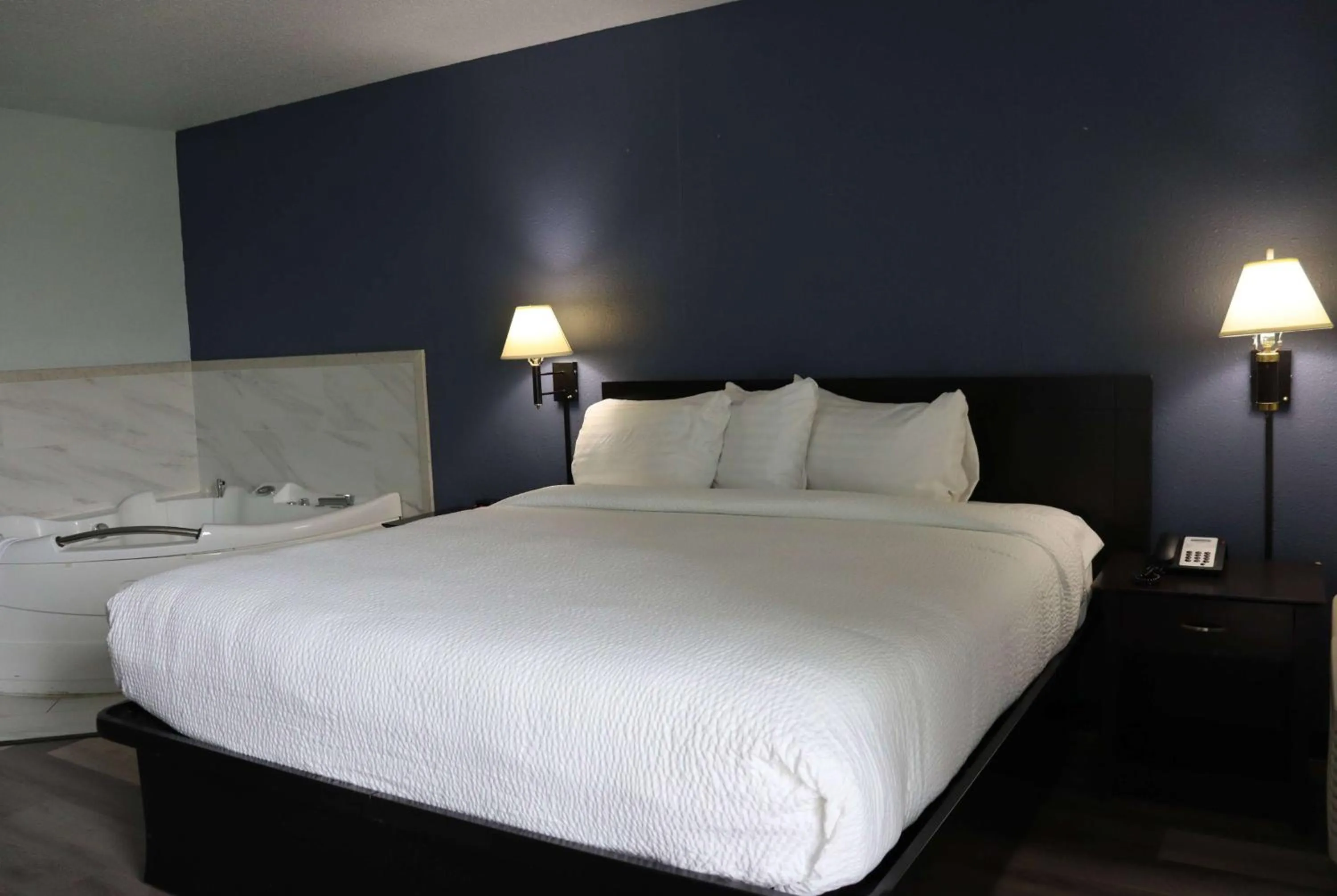 Deluxe King Studio Suite - Non-Smoking in Travelodge by Wyndham Milwaukee