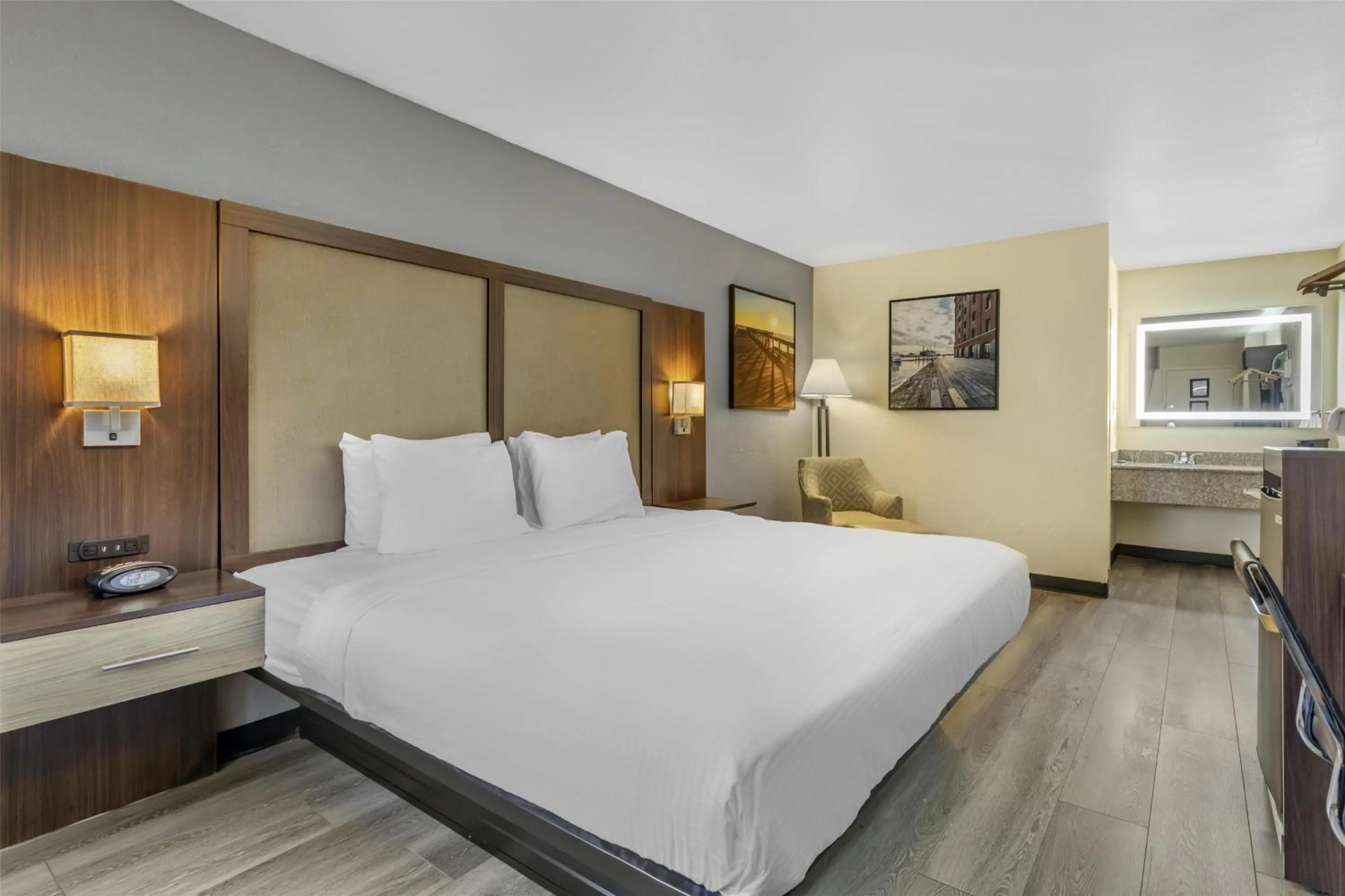 King Room - Non-Smoking in Best Western Salisbury Plaza