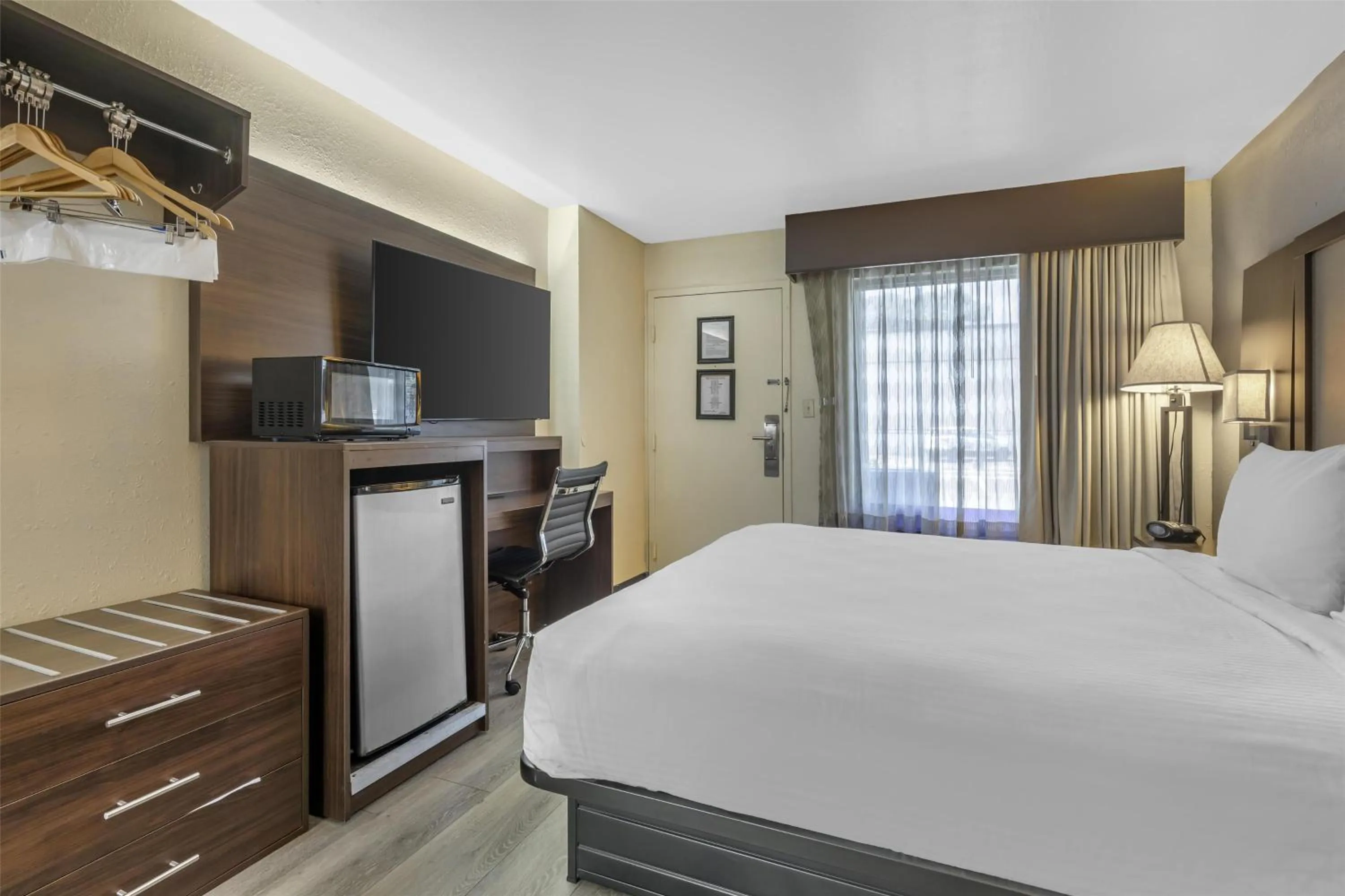 King Room with Sofa Bed - Non-Smoking in Best Western Salisbury Plaza