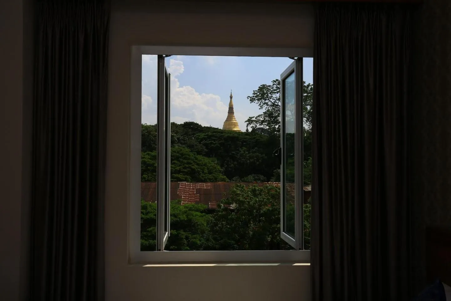 Deluxe Room with Pagoda View in Hotel Shwe Yee