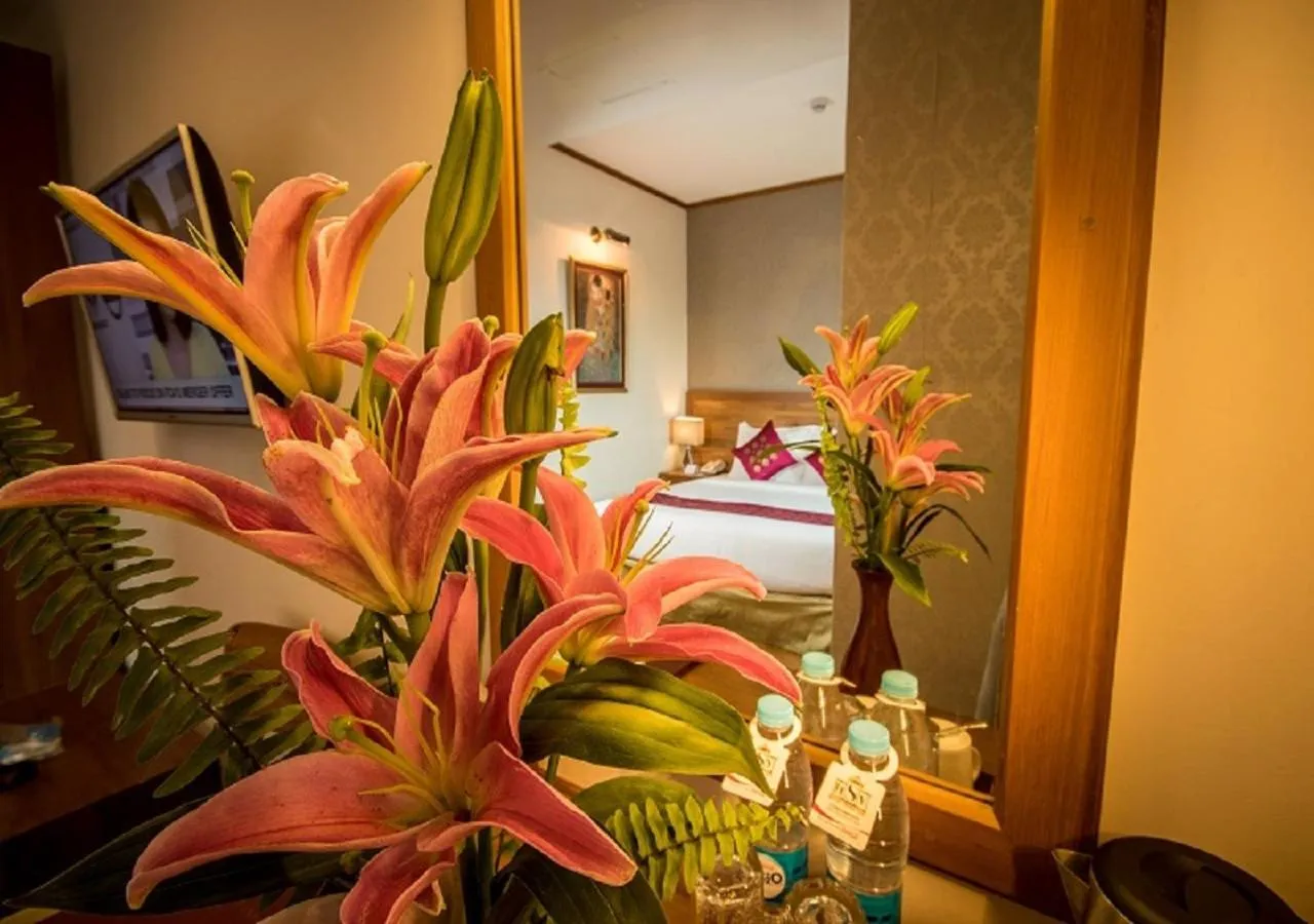 Deluxe Room with Pagoda View in Hotel Shwe Yee