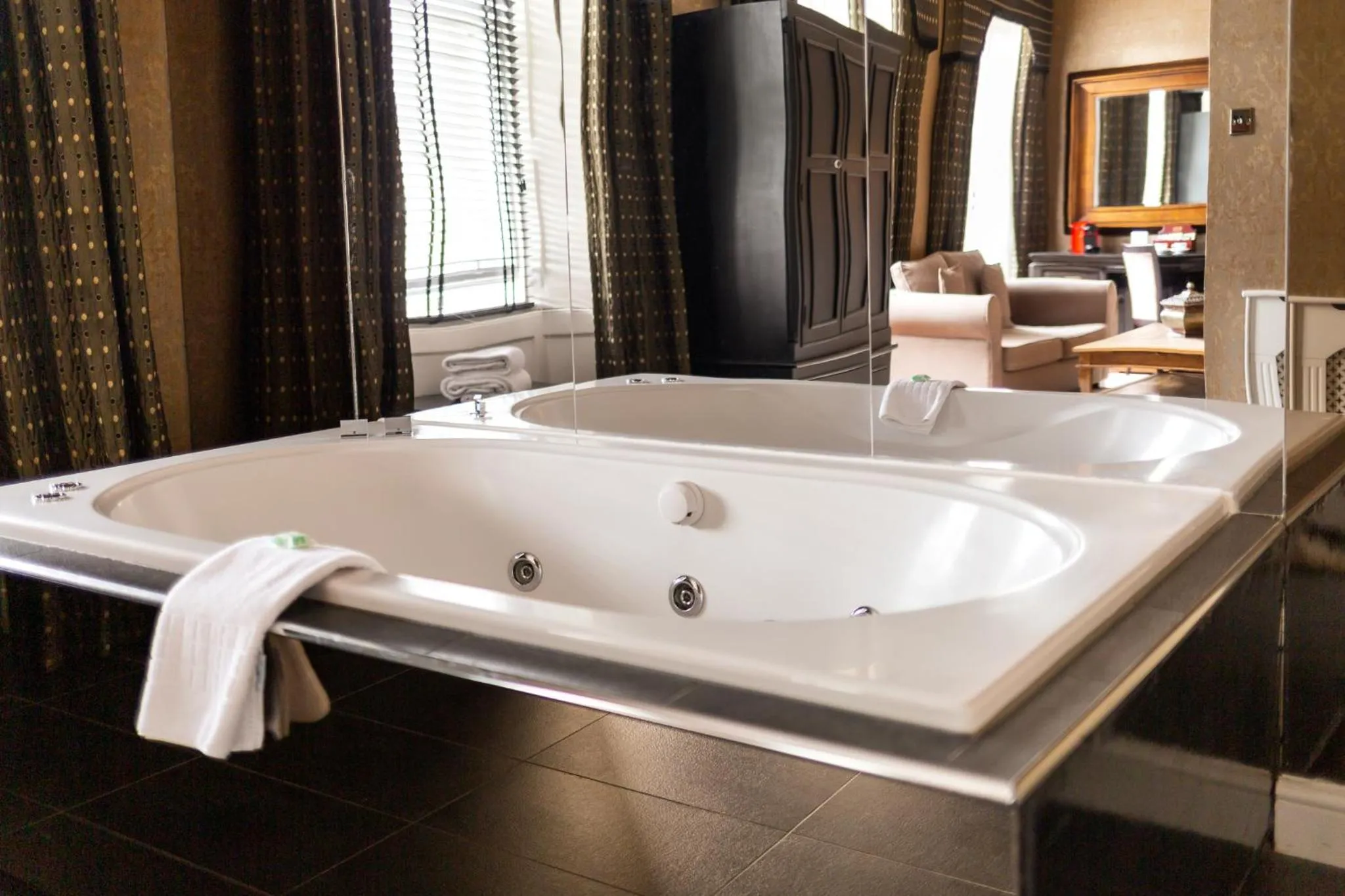 Jacuzzi Suite - single occupancy in Nira Caledonia